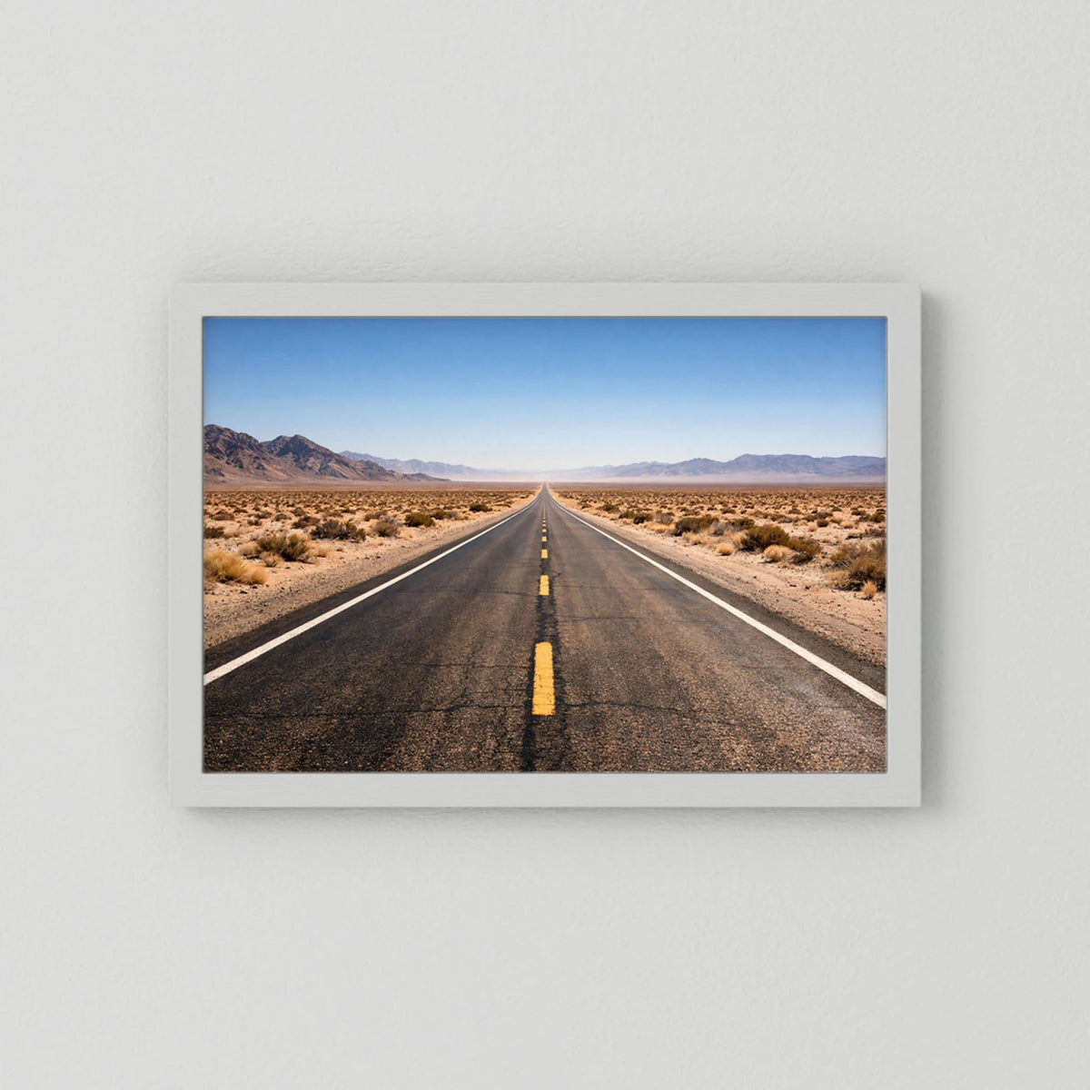 Wandbild Querformat mit weißem Rahmen und Wüstenstraße, blau eingefasst