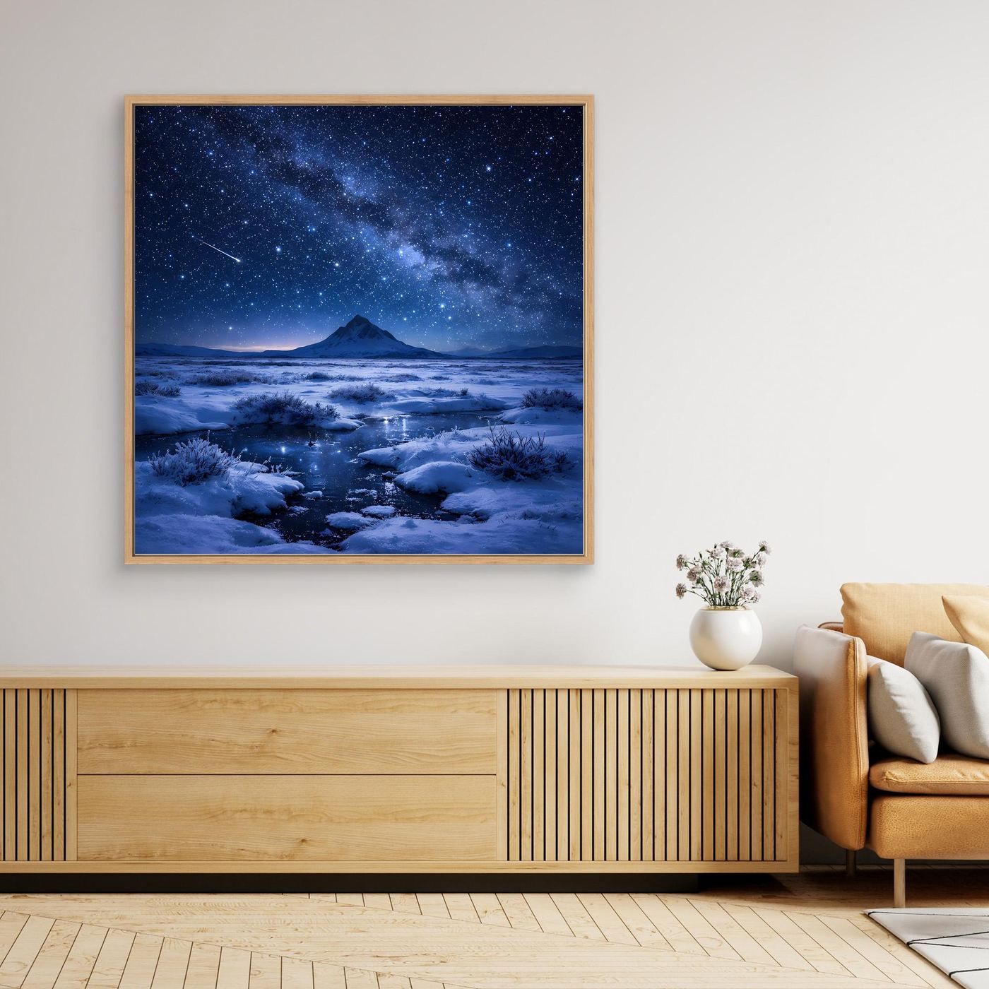 Leinwandbild mit arktischer Schneelandschaft und Sternenhimmel, goldbrauner Holzrahmen