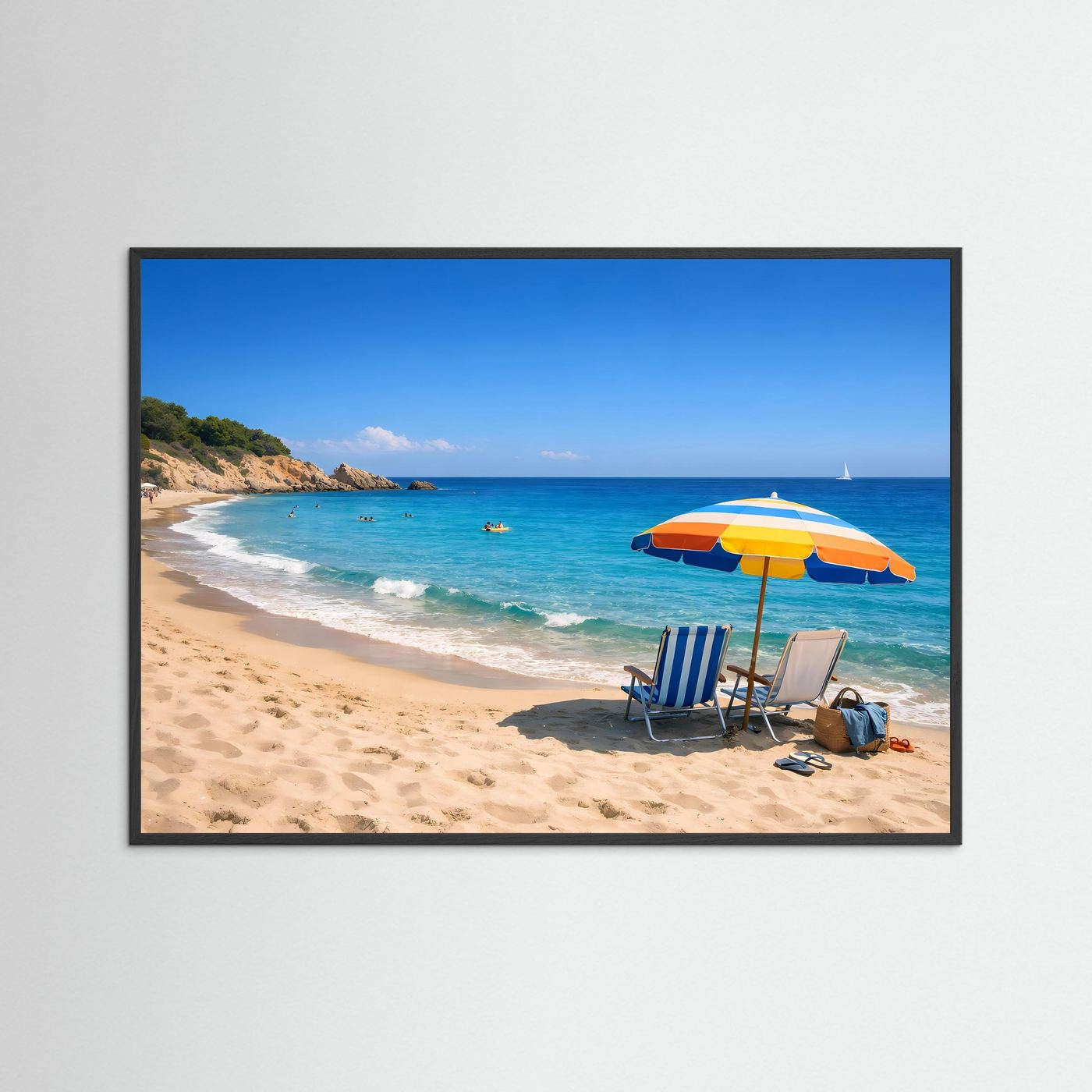 Urlaubs-Panorama-Poster im schwarzem Rahmen: Strand, Meer, gelb-orangefarbener Sonnenschirm