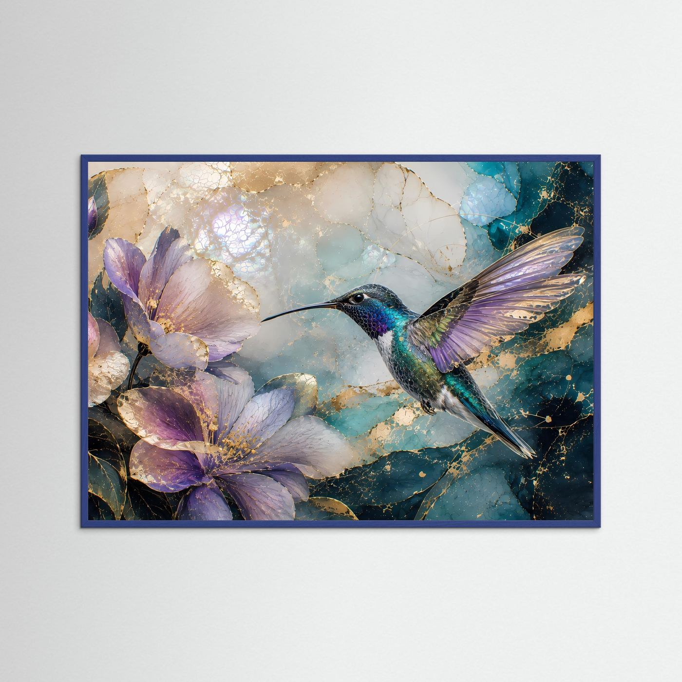 Wandbild mit Kolibri zwischen Blüten in Violett und Türkis, im blauen Rahmen