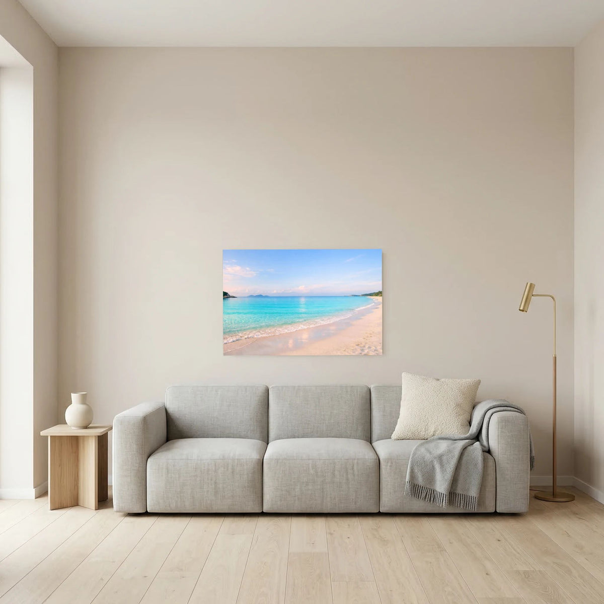 Wandbild im Querformat mit Sandstrand und türkisblauem Meer, horizontnaher Blick.