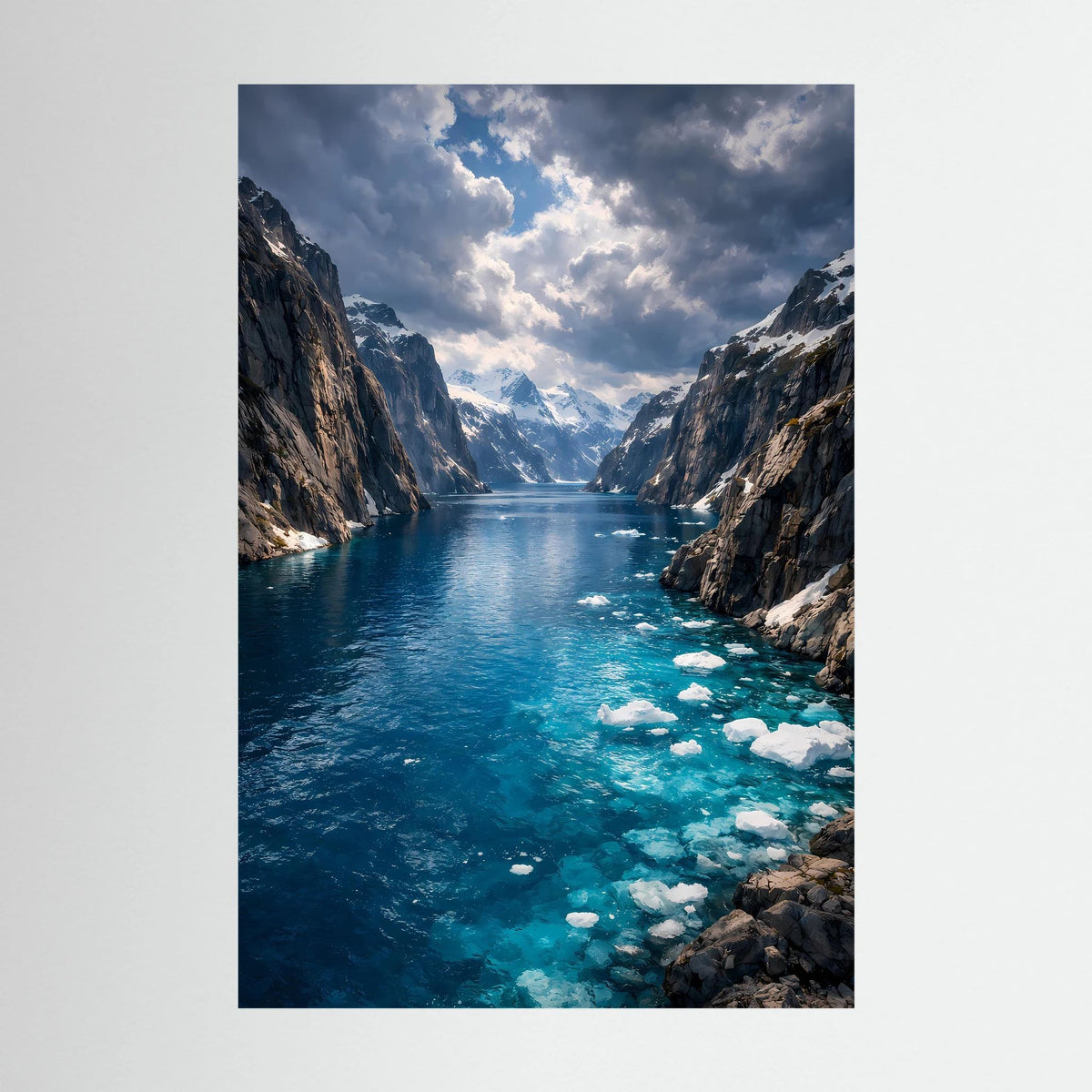 Hochformatiges Poster mit Fjordlandschaft, blauem Wasser und Treibeis am Ufer