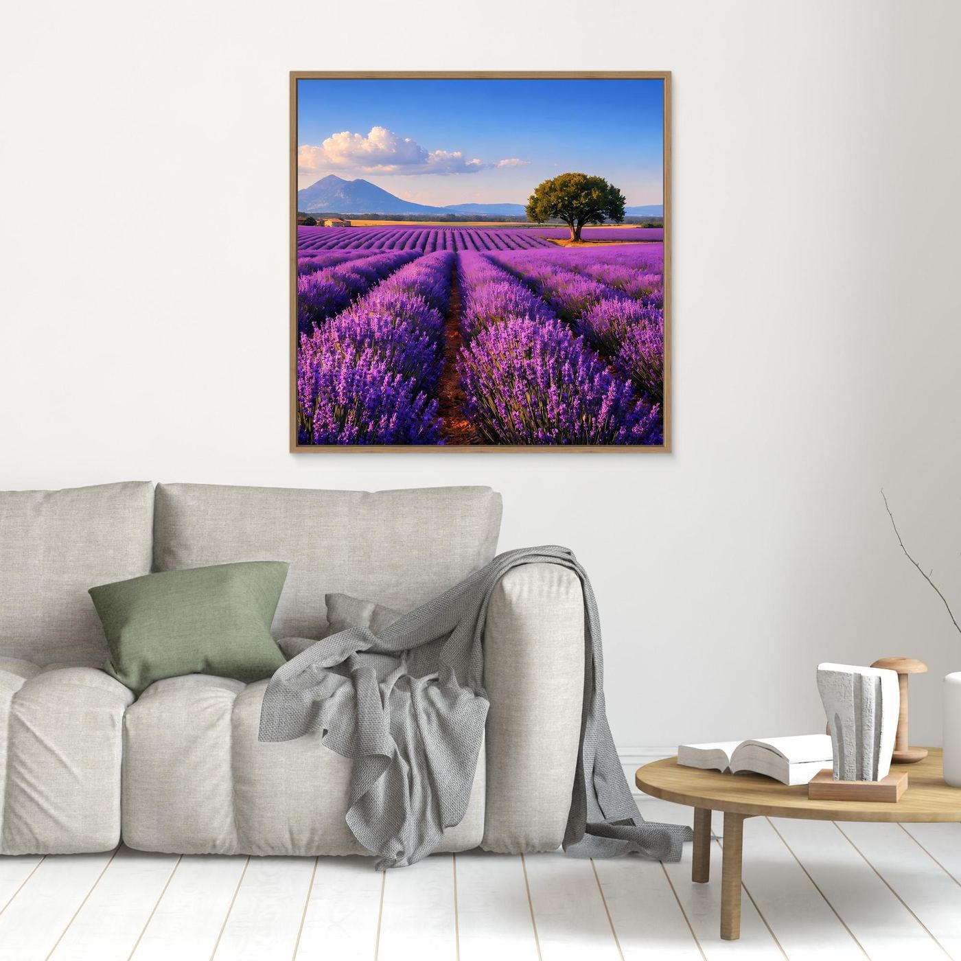 Quadratisches Wandbild mit Lavendelfeld, Baum und Bergen, Himmel mit lockeren Wolken