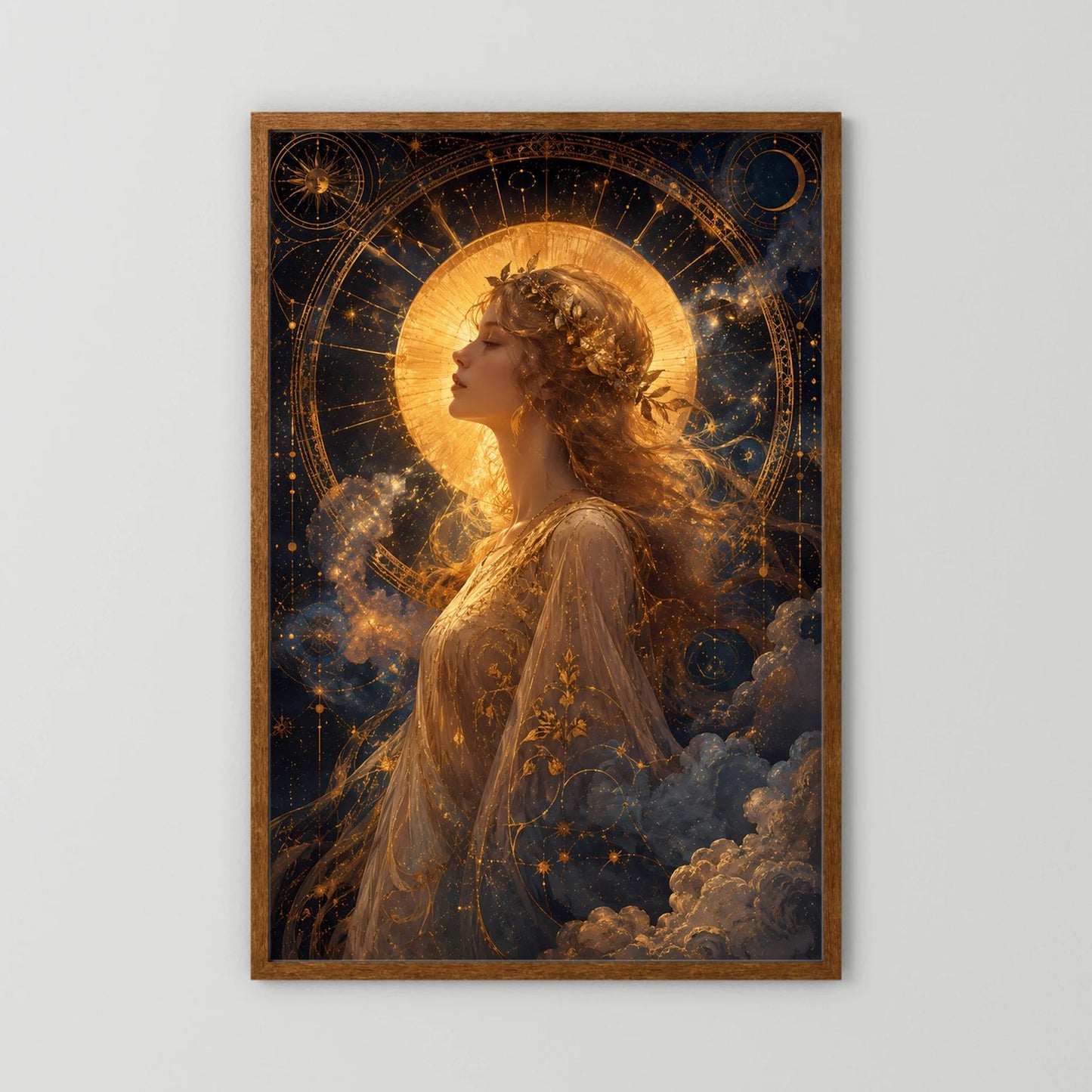 Poster mit goldener Himmelsgöttin im Profil, Sonnenscheibe, Wolken und Sternen, brauner Holzrahmen