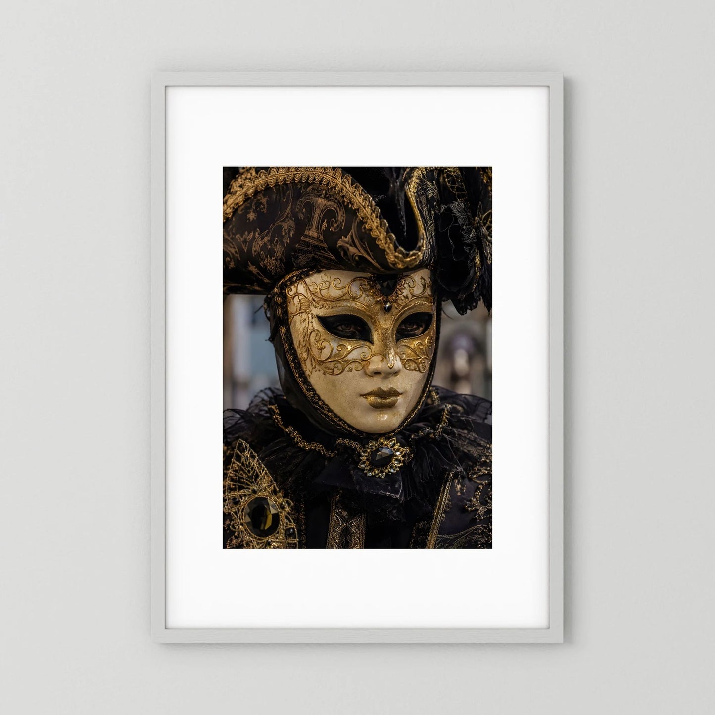 Poster mit venezianischer Karnevalsmaske in Schwarz und Gold, goldverziertes Maskengesicht