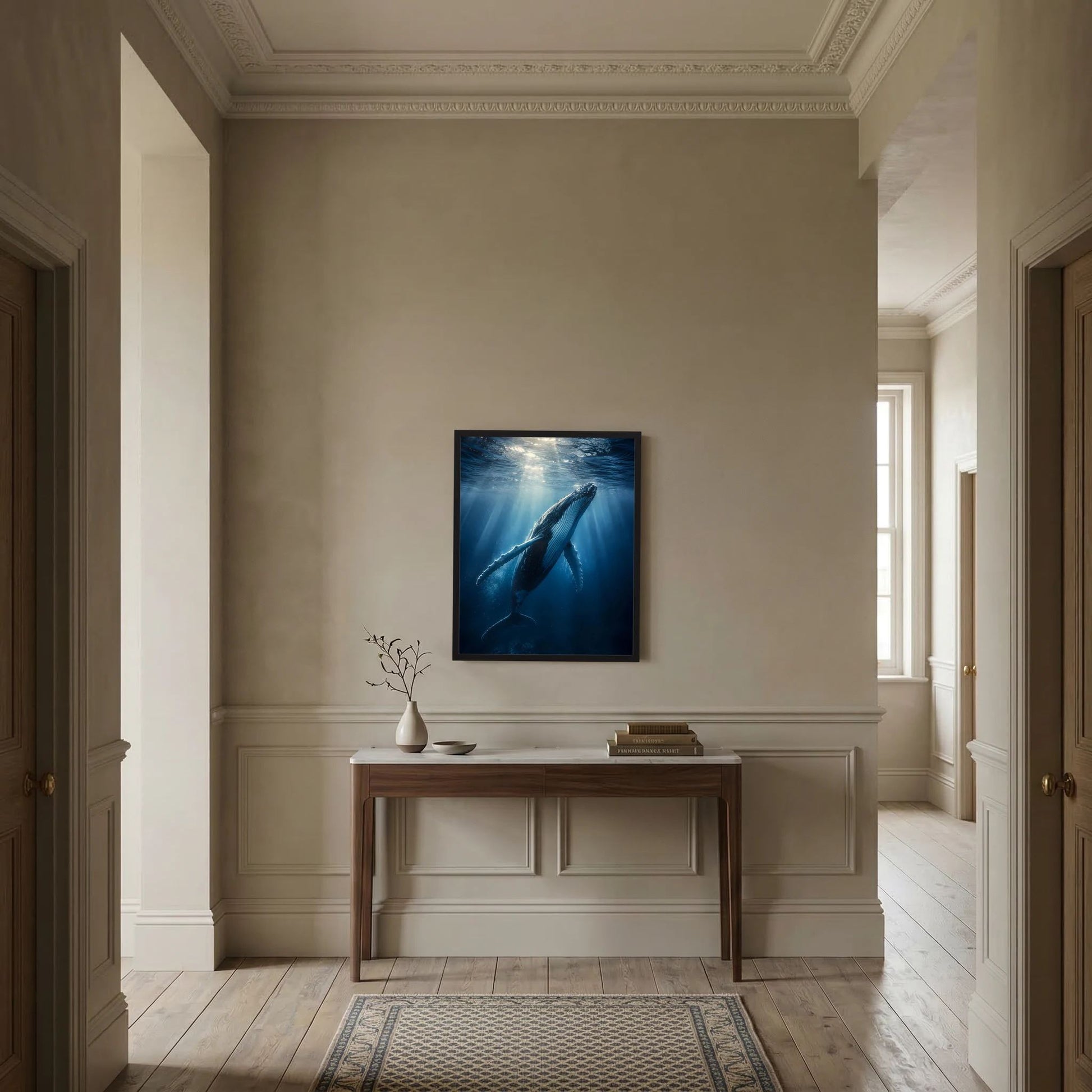 Wandposter hochkant: Buckelwal unter Wasser mit Lichtstrahlen im tiefen Blau