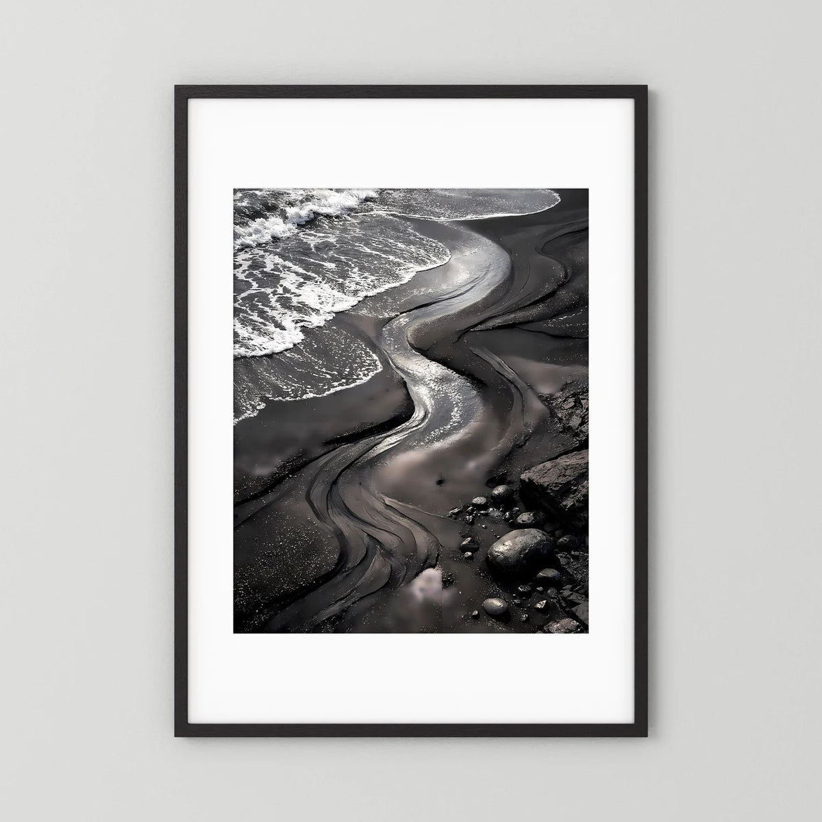 Strandposter mit schwarzem Sand und Meereswellen, schwarzer Rahmen mit weißem Rand