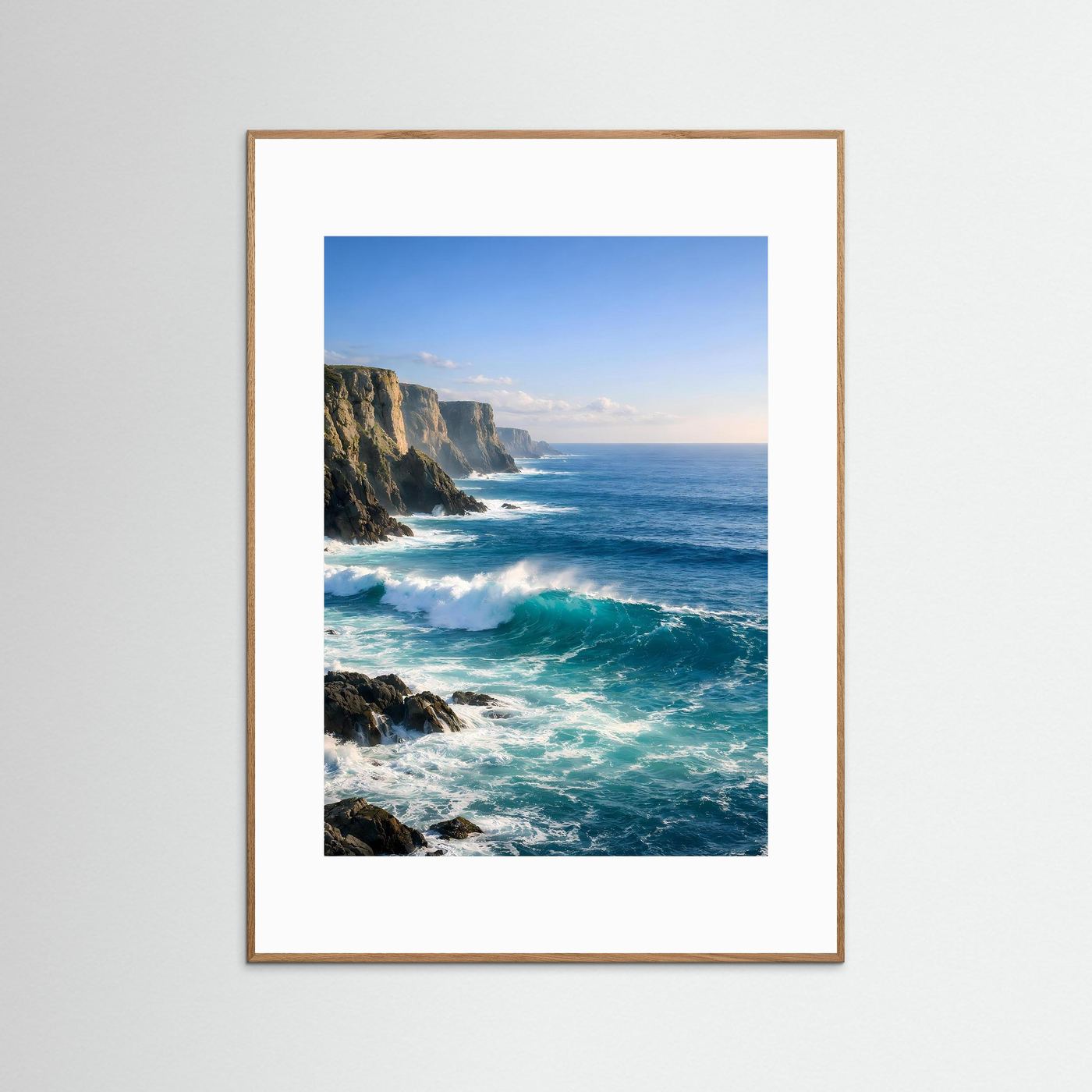 Poster mit naturbrauner Holzrahmenleiste: Atlantikküste mit tosenden Wellen