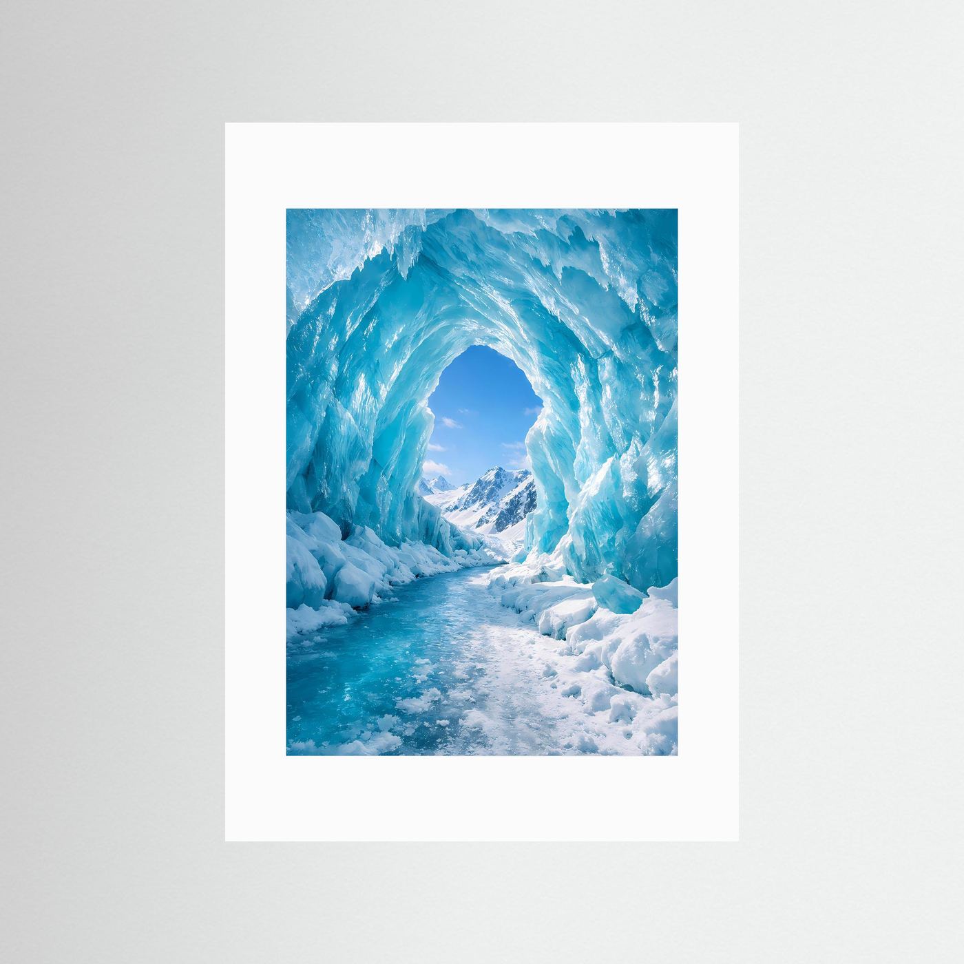 Vertikales Poster mit weißem Passepartout und blauem Eishöhlenbogen mit Schnee