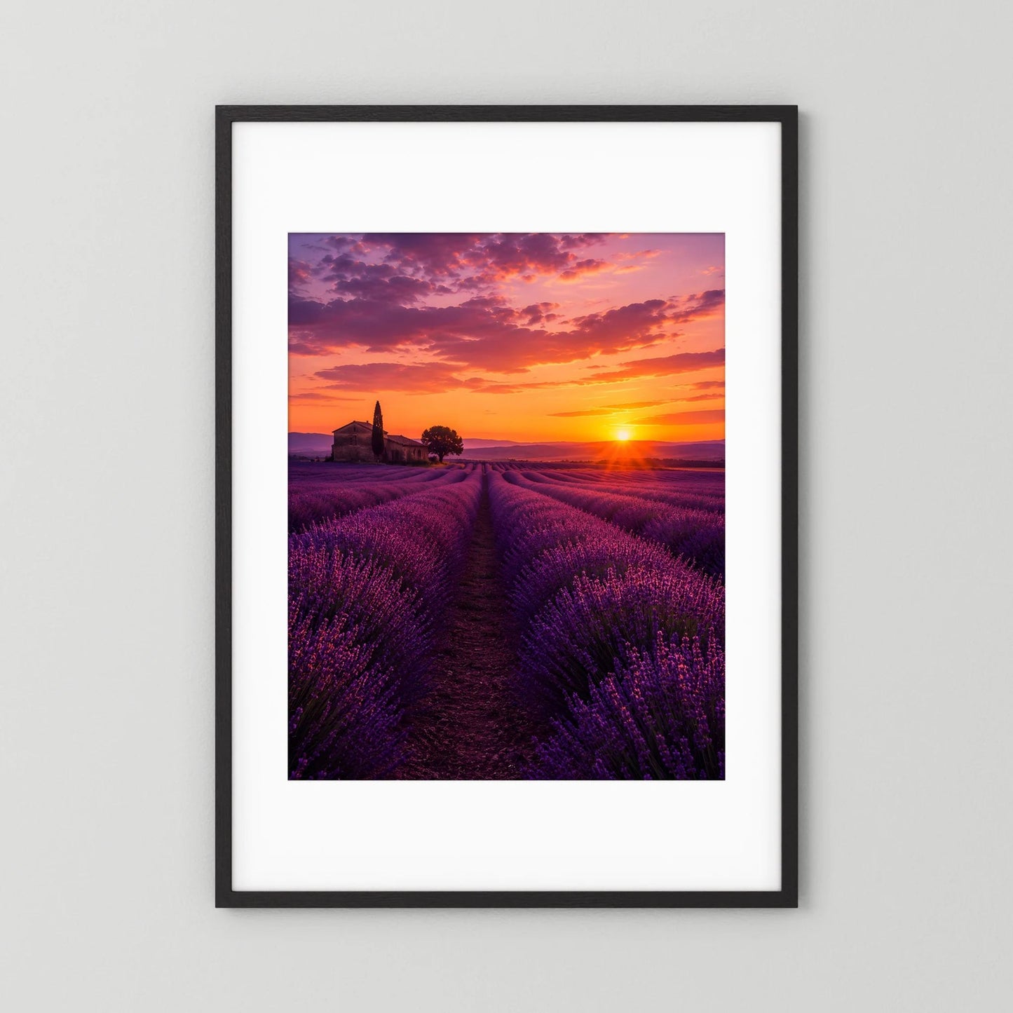 Landschaftsposter im Hochformat: Lavendelfeld bei Sonnenuntergang, schwarzer Rahmen