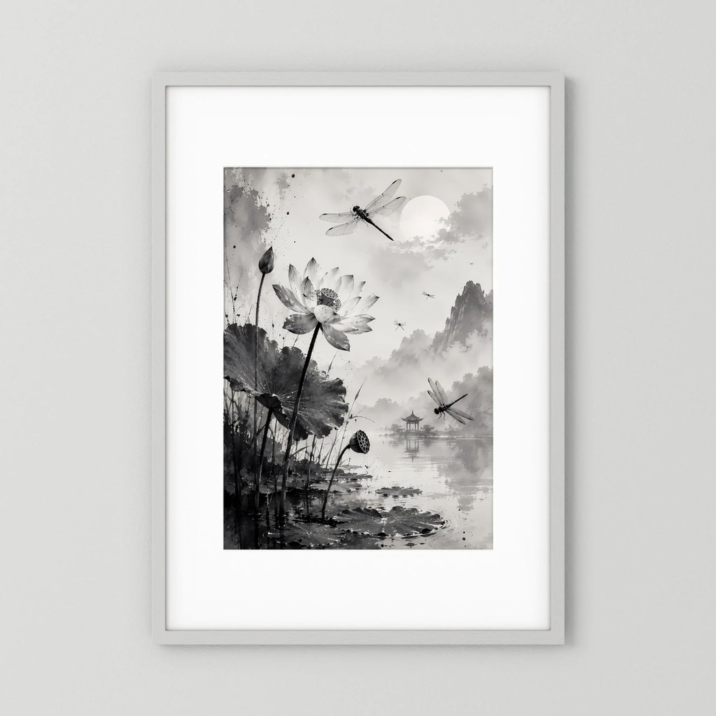 Hochformatiges Poster mit Lotusblüten und Libellen in Schwarzweiß, im weißen Rahmen
