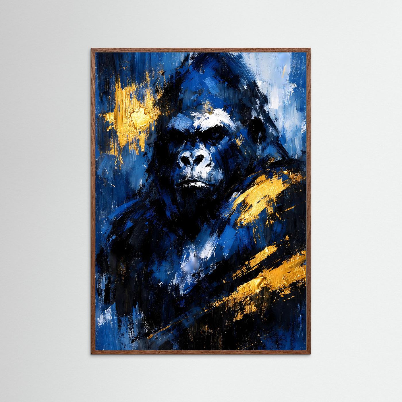 Kunstposter mit abstraktem Gorilla in Blau und Schwarz mit Goldakzenten, in hellem Holzrahmen