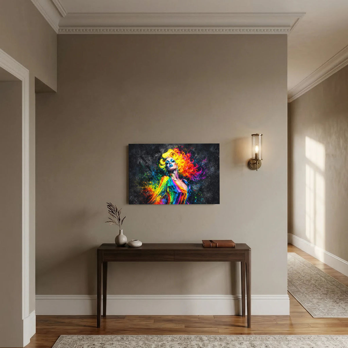 Querformatiges Pop-Art-Wandbild mit Porträt einer Frau in bunten Farbspritzern