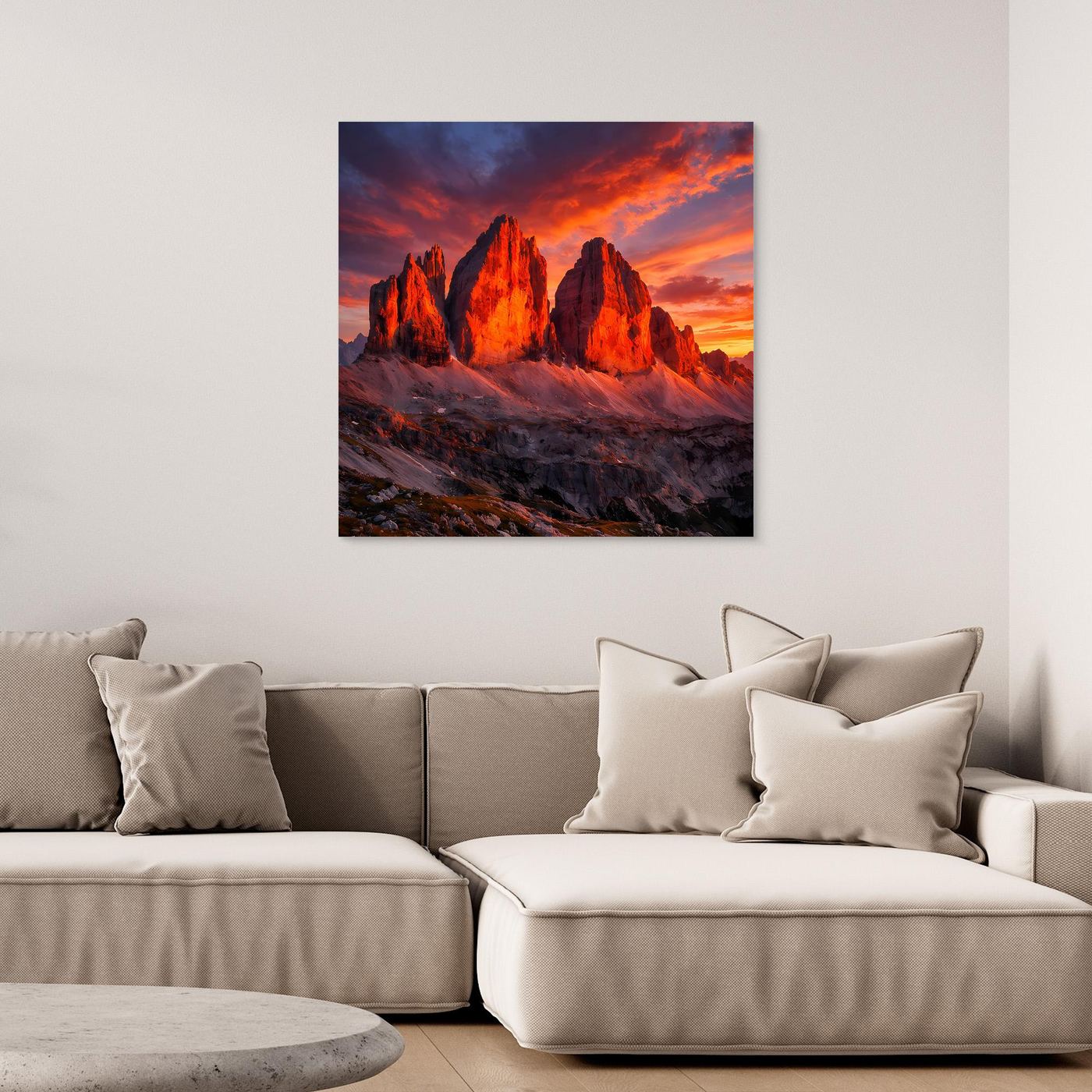 Leinwandbild mit Bergsilhouetten bei Alpenglühen in Orange und Blau, ohne sichtbaren Rahmen