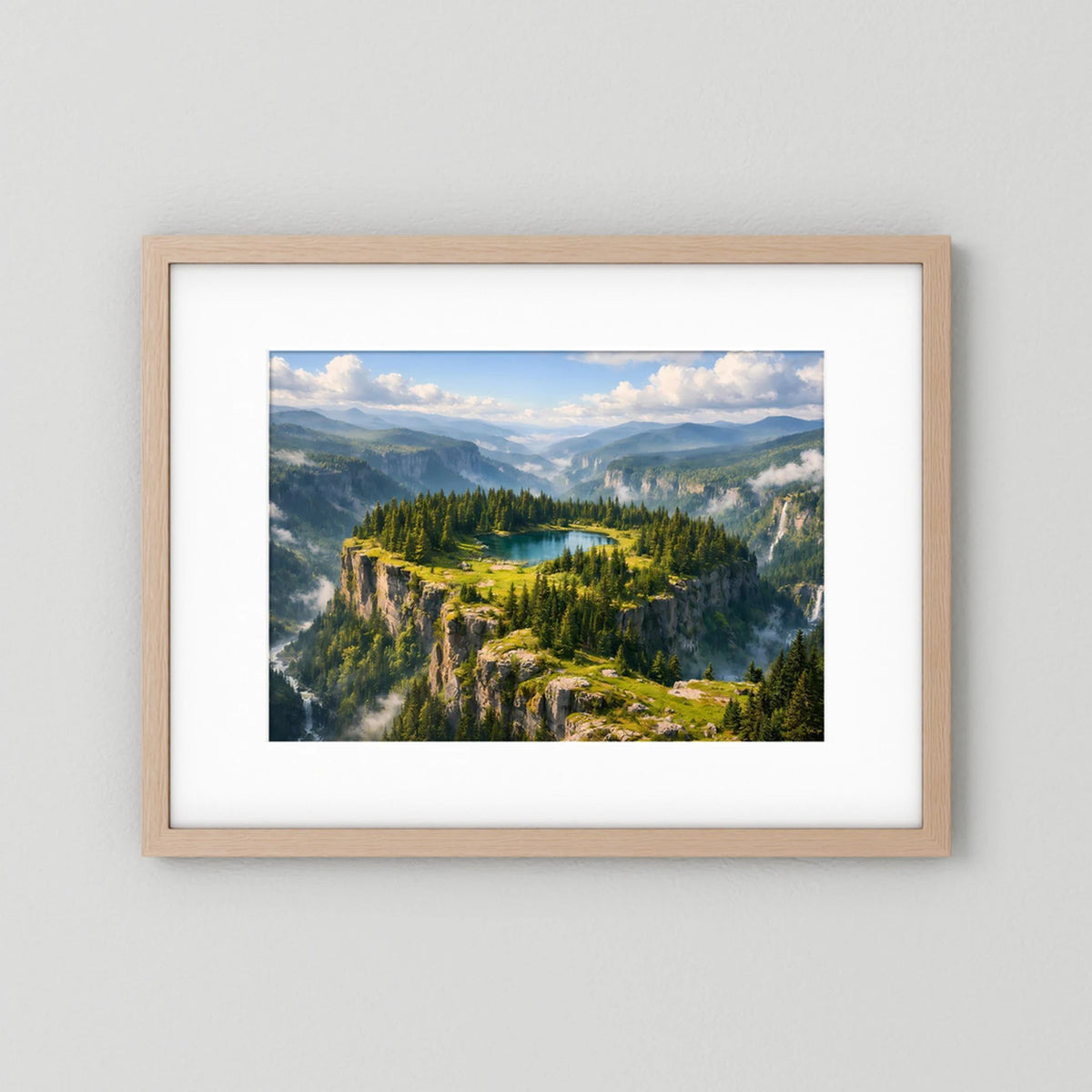 Querformatiges Wandbild im hellen Holzrahmen mit Bergsee-Landschaft