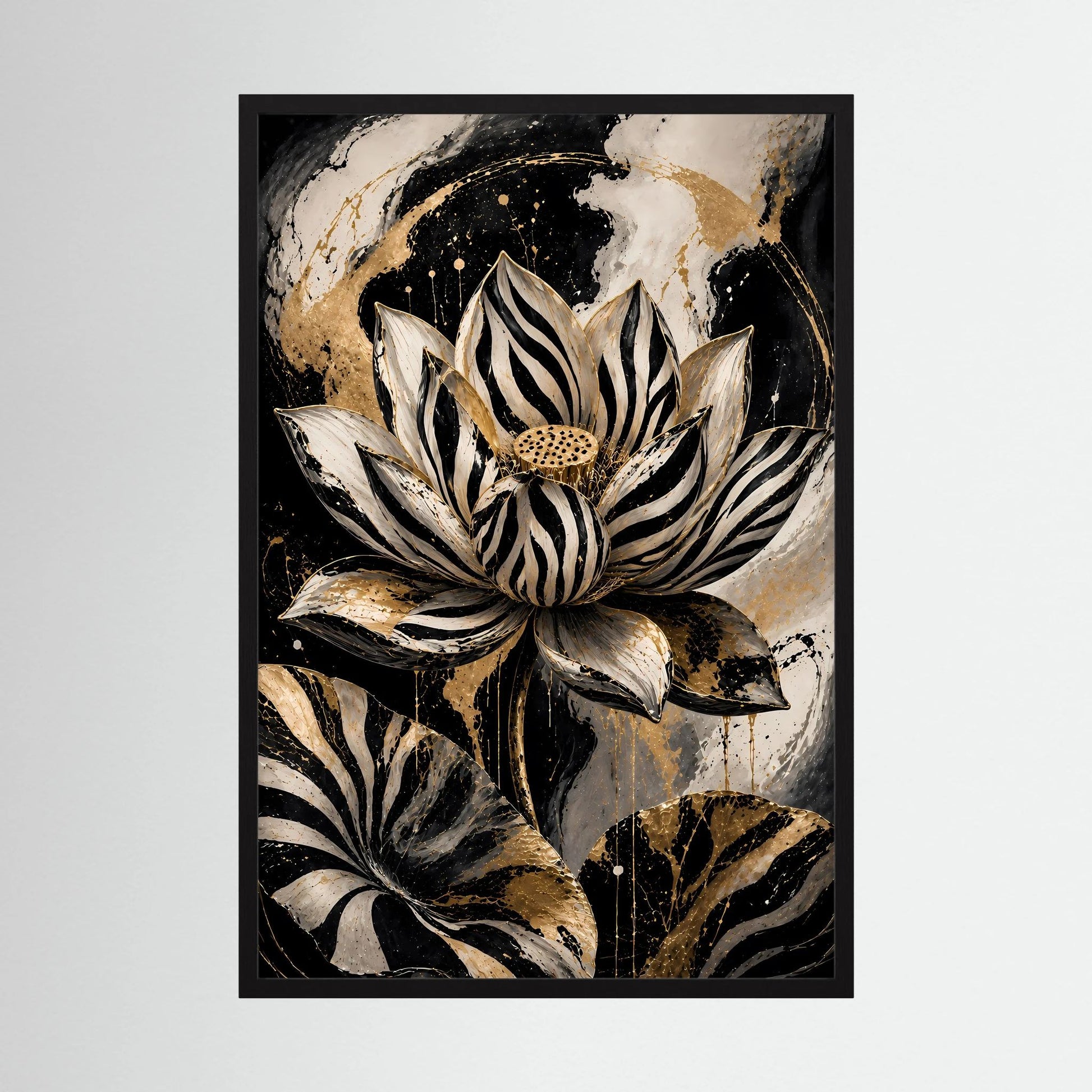 Abstraktes Lotusposter im Hochformat mit schwarzen und beigen Blüten, goldenen Akzenten