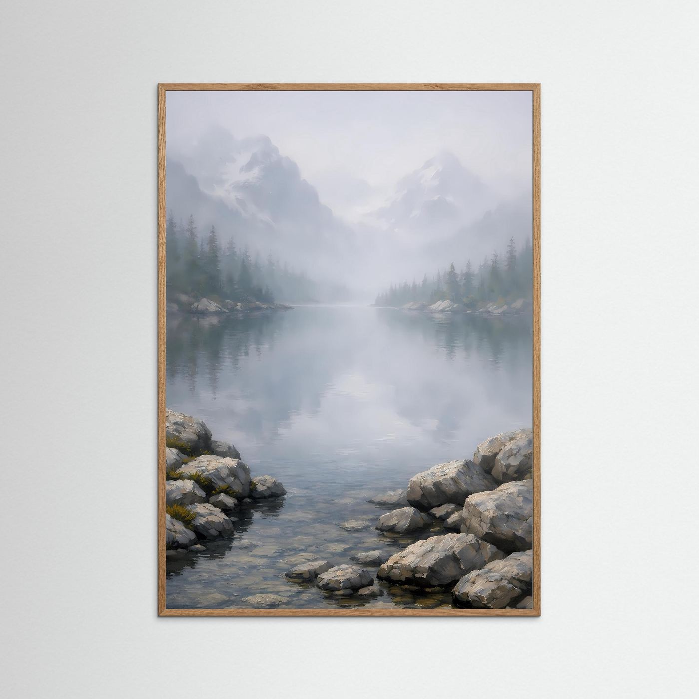 Hochformatiges Naturkunstposter mit Natur-Eichenrahmen, nebliger Bergsee und Felsen am Ufer