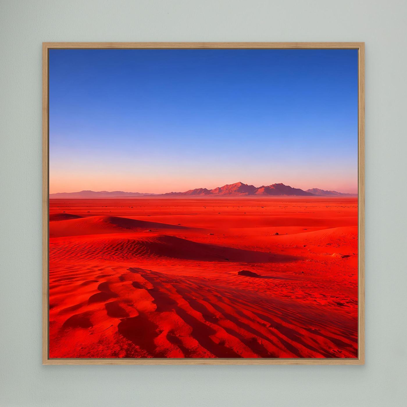 Leinwandbild mit roter Wüste und Dünen bei Dämmerung, Eichenrahmen