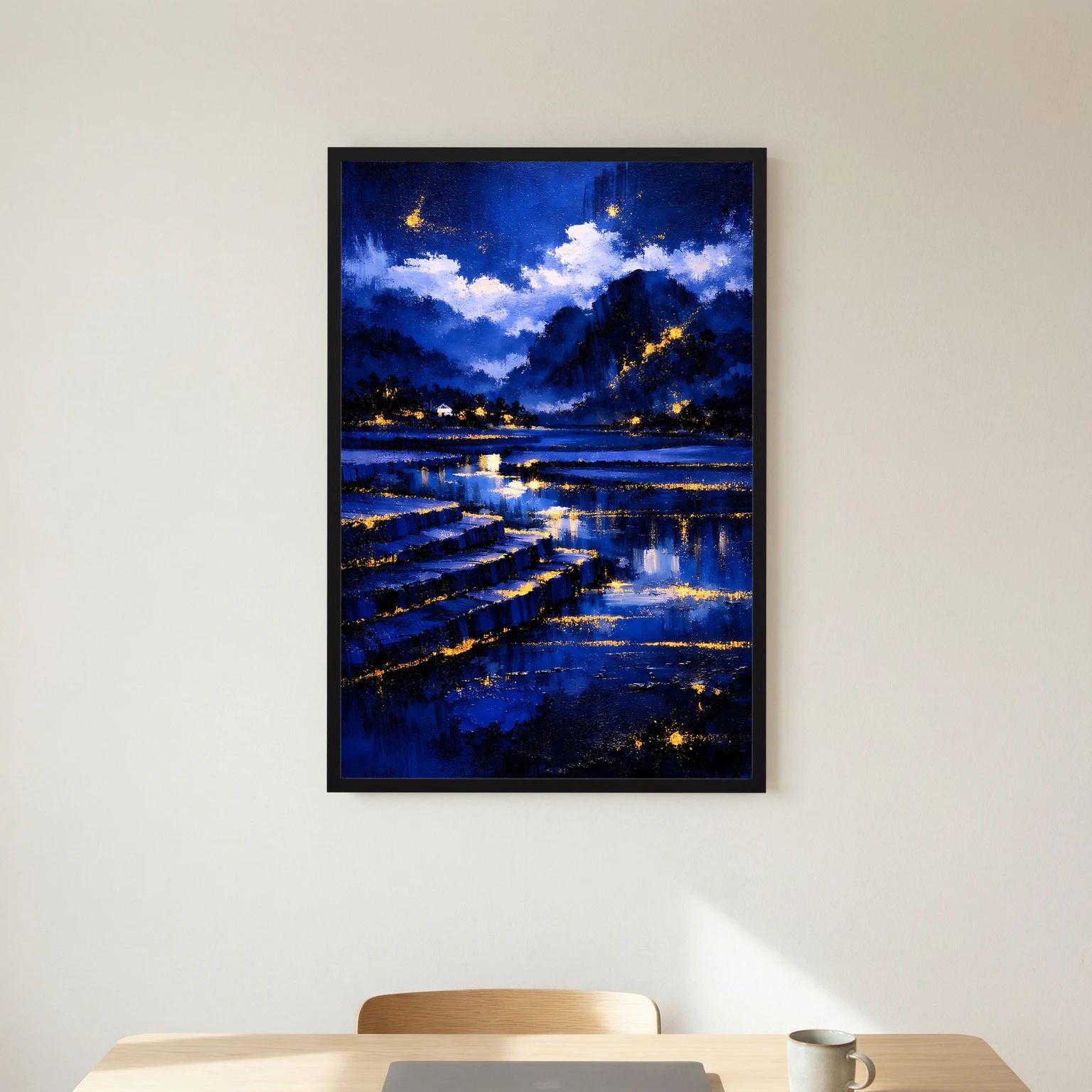 Wandposter Nachtlandschaft in Blau mit goldenen Lichtern, schwarzer Rahmen, frontal