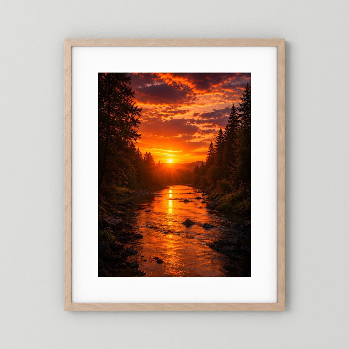 Hochformatiges Poster Sonnenuntergang mit Fluss im Wald, hellbrauner Holzrahmen mit weißem Rand