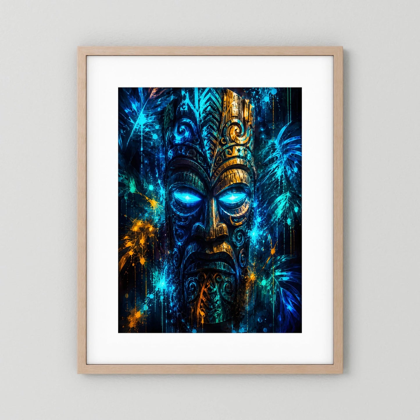 Hochformatiges Poster mit leuchtender Tiki-Maske in Blau und Gold im hellen Holzrahmen