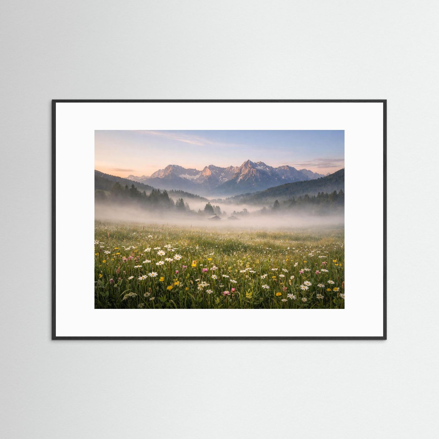 Panorama-Berg-Naturposter, horizontal, Blumenwiese mit Nebel und Bergen, schwarzer Rahmen