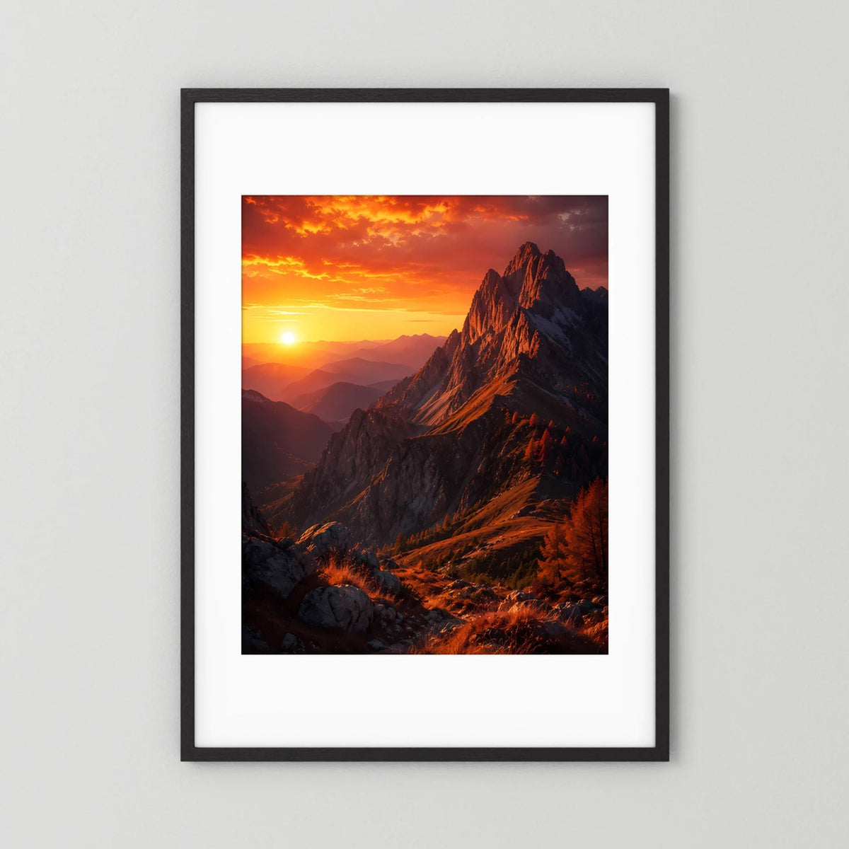 Poster im Hochformat mit Berggipfeln bei Sonnenuntergang, schwarzer Rahmen, weißer Rand