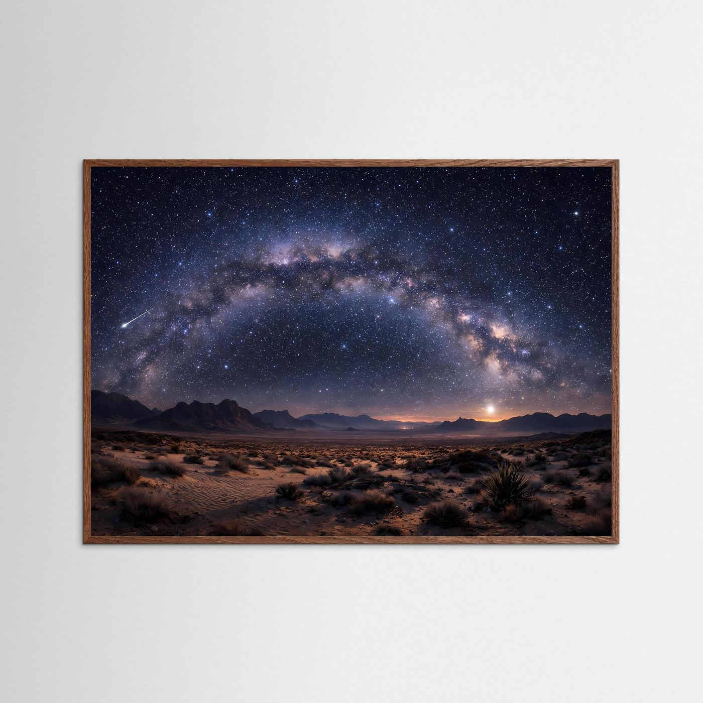 Wandbild mit Milchstraße über Wüste, brauner Holzrahmen