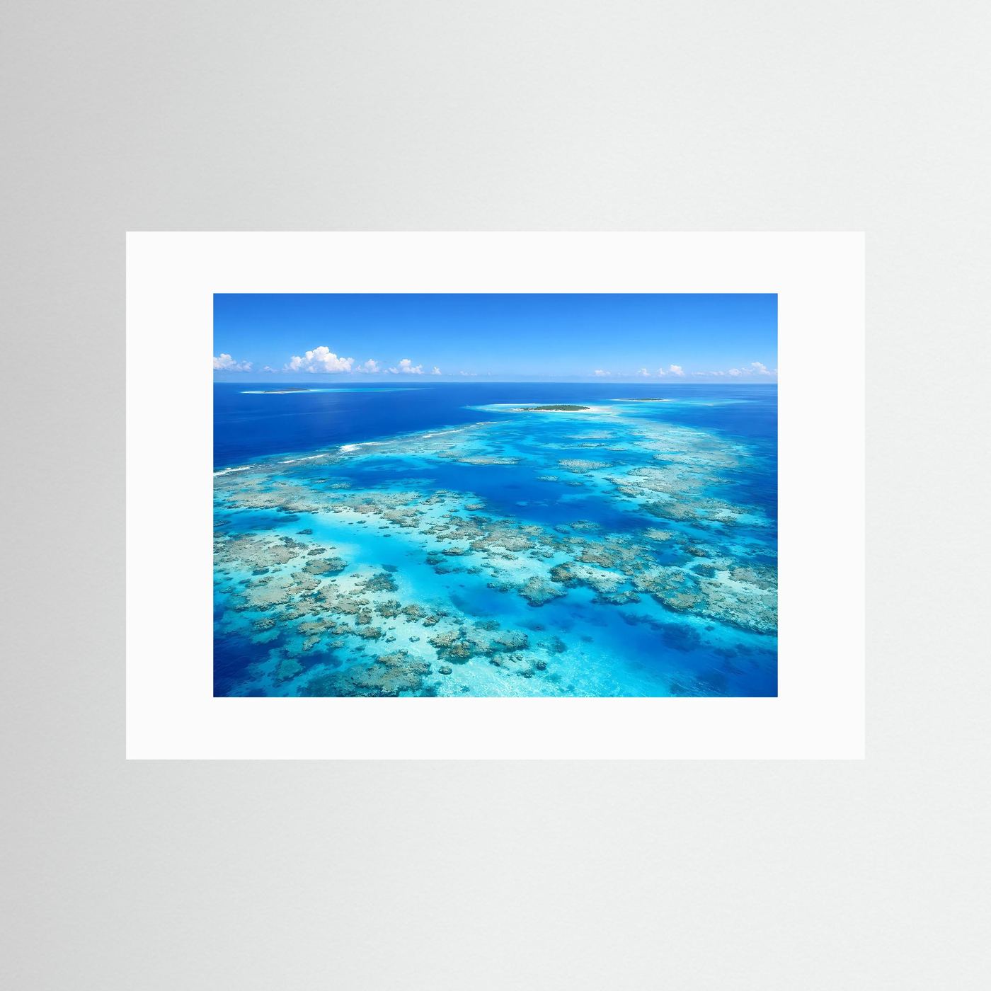 Wandbild mit Korallenriff und türkisblauem Meer, weißer Rand