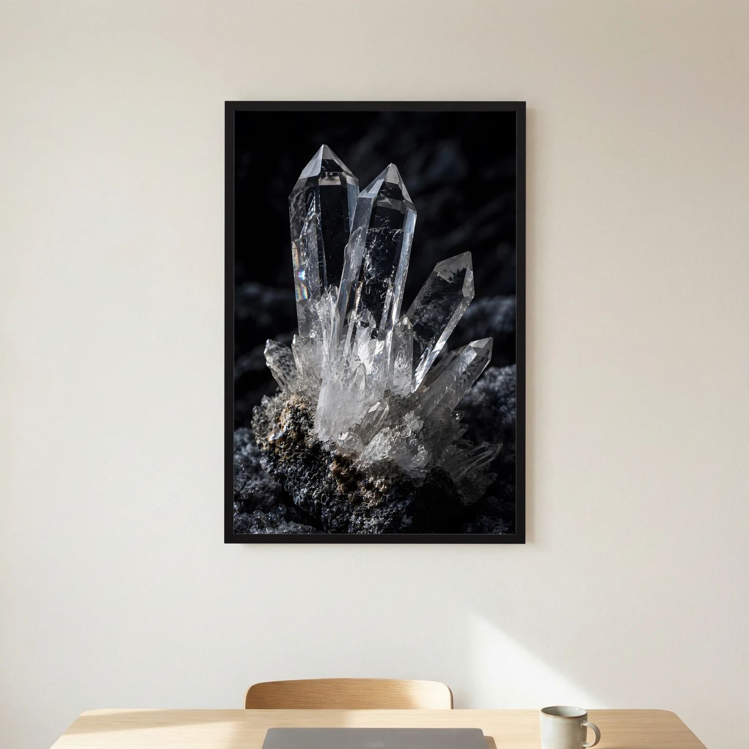 Mineralien-Wandbild im schwarzen Rahmen mit klarem Quarzkristallbüschel auf dunklem Gestein