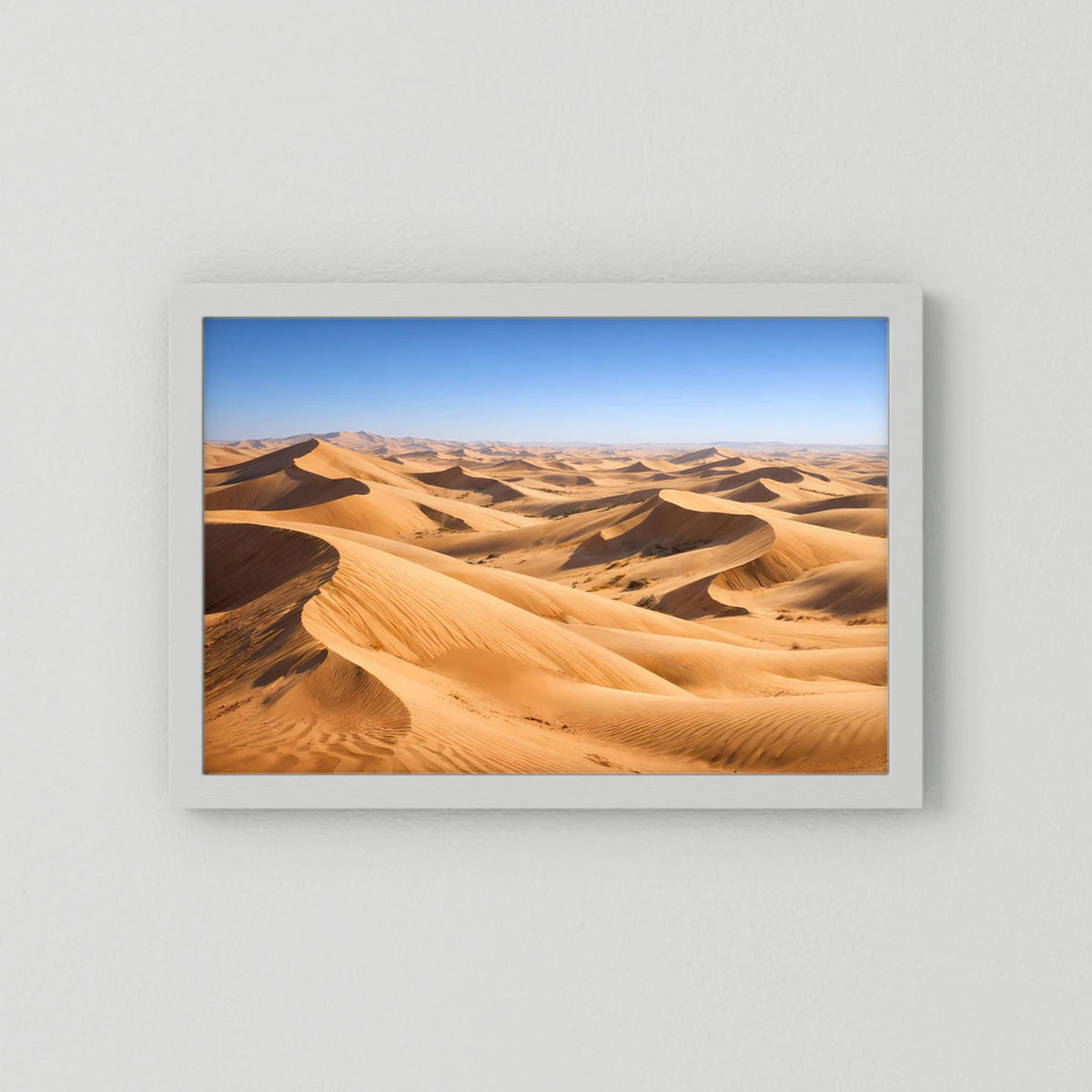 Panorama-Sanddünen-Poster im weißen Rahmen, goldene Dünen und blauer Himmel