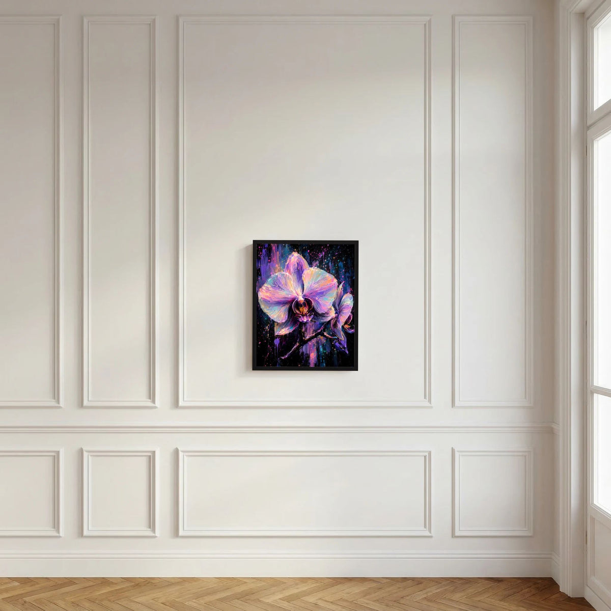 Gerahmtes Kunstposter mit abstrakter Orchidee in Violett- und Blauschimmern auf dunklem Hintergrund