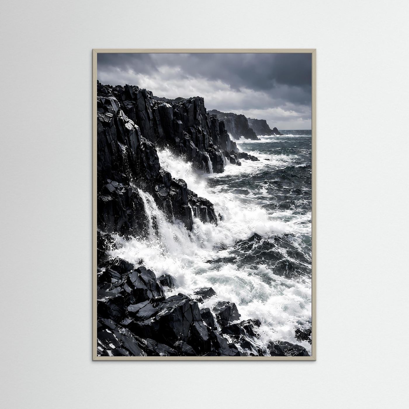 Wandbild-Poster mit hellem Holzrahmen, Klippenmeer mit weißer Brandung im Hochformat