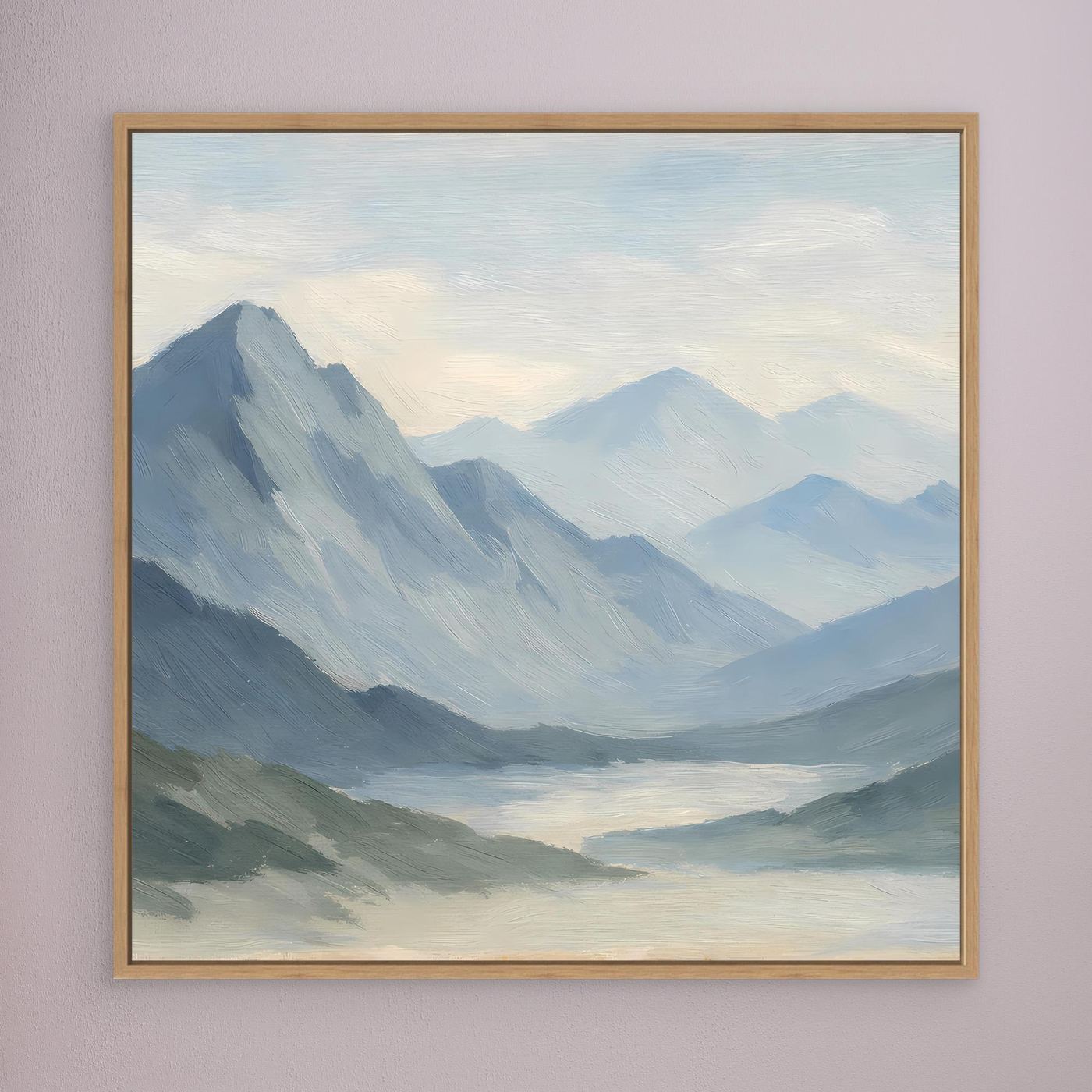Leinwandbild mit Berglandschaft im Nebel, goldbraun gerahmt, hellblaue Farbnuancen.
