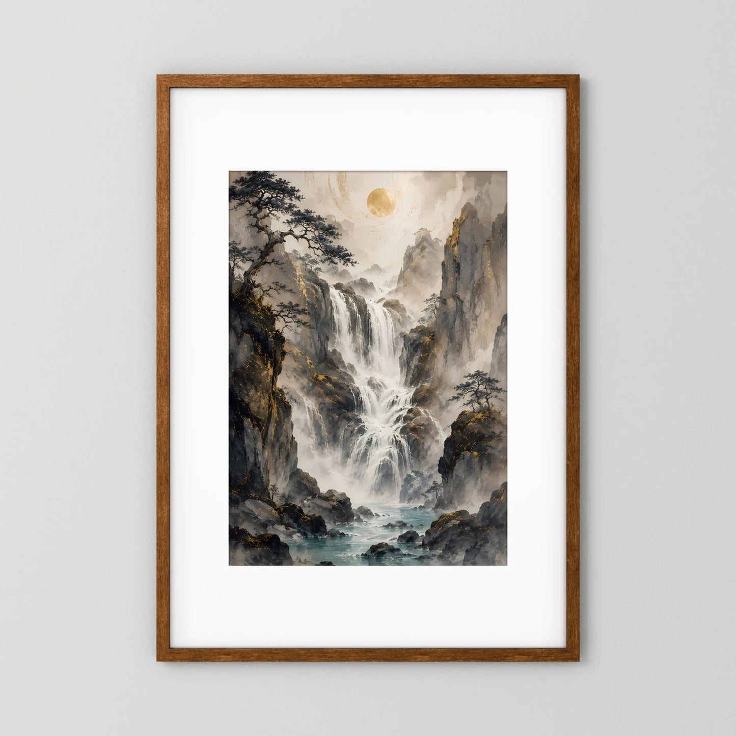 Poster im Hochformat mit Wasserfallmotiv in Dunkelgrau, mit braunem Holzrahmen