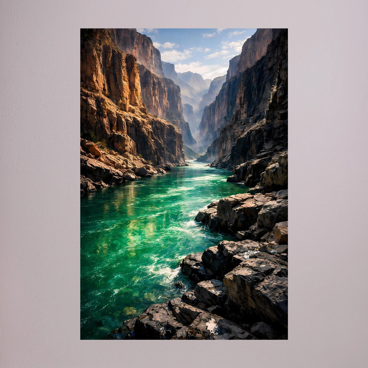 Wandbild mit schroffer Schlucht und türkisgrünem Fluss, Himmel über dem Canyon, Hochformat