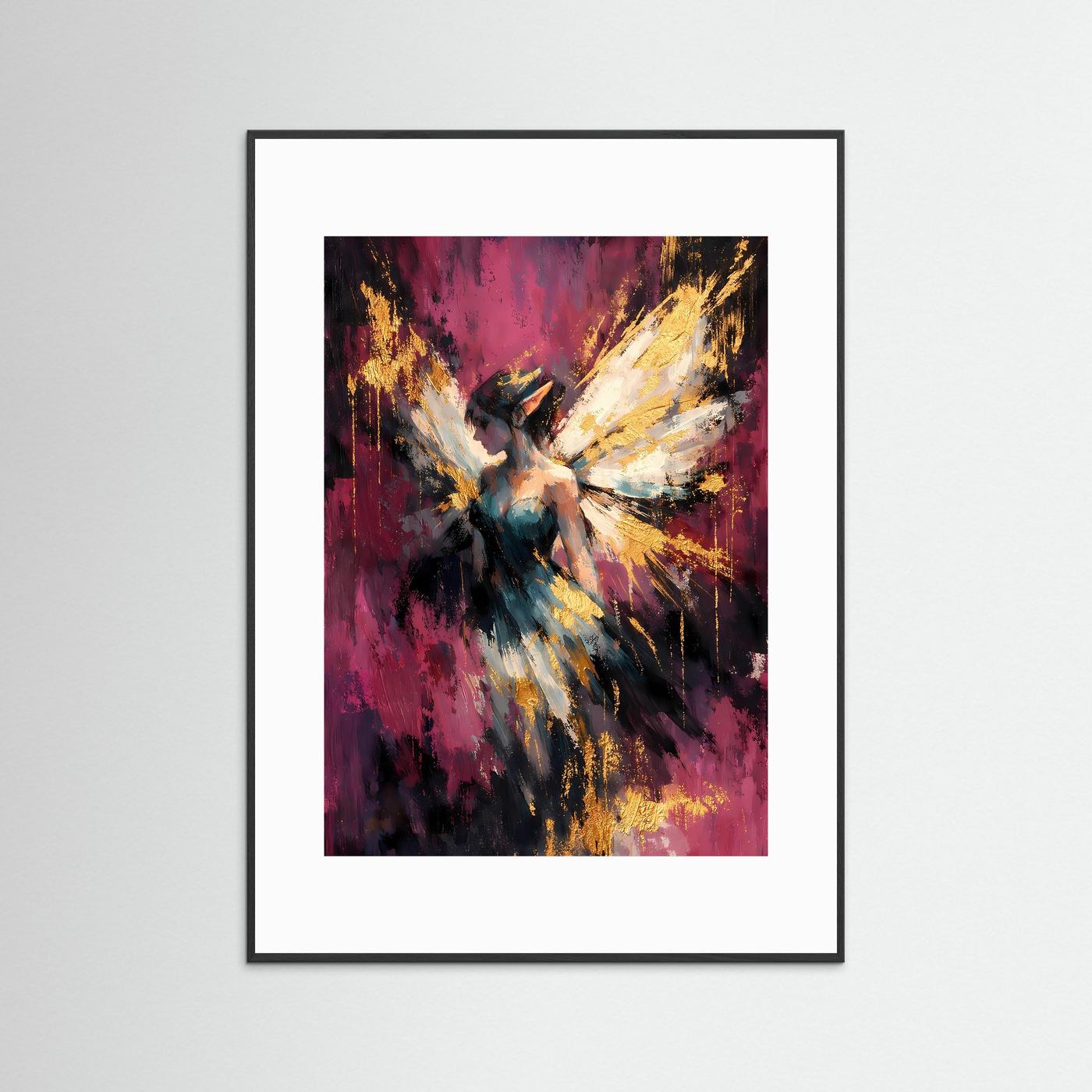 Fantasy-Poster im Hochformat mit Fee in Blaugrün, Flügeln in Gold, mit weißem Rand im schwarzen Rahmen