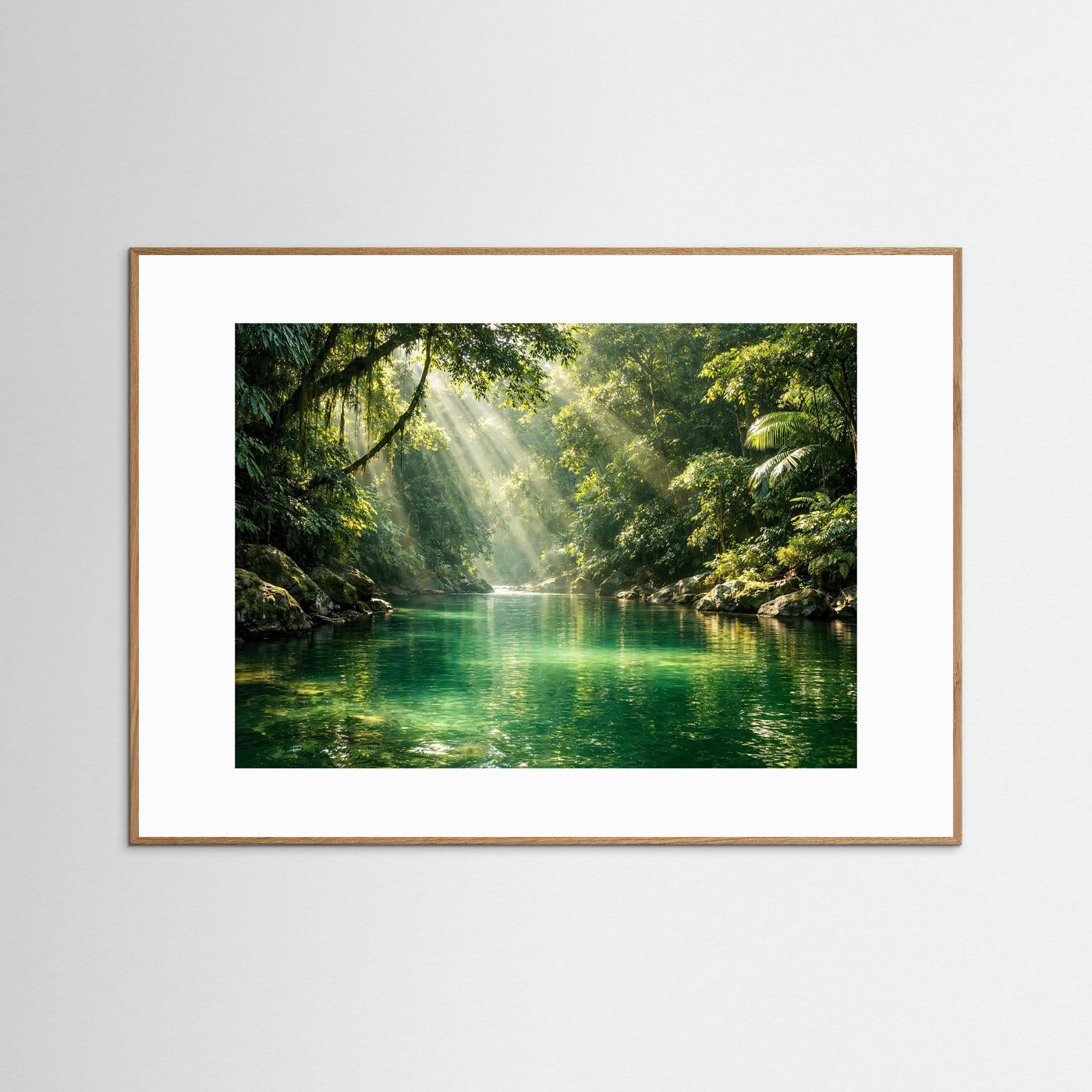 Poster mit Dschungel-Flusslandschaft im hellbraunen Holzrahmen