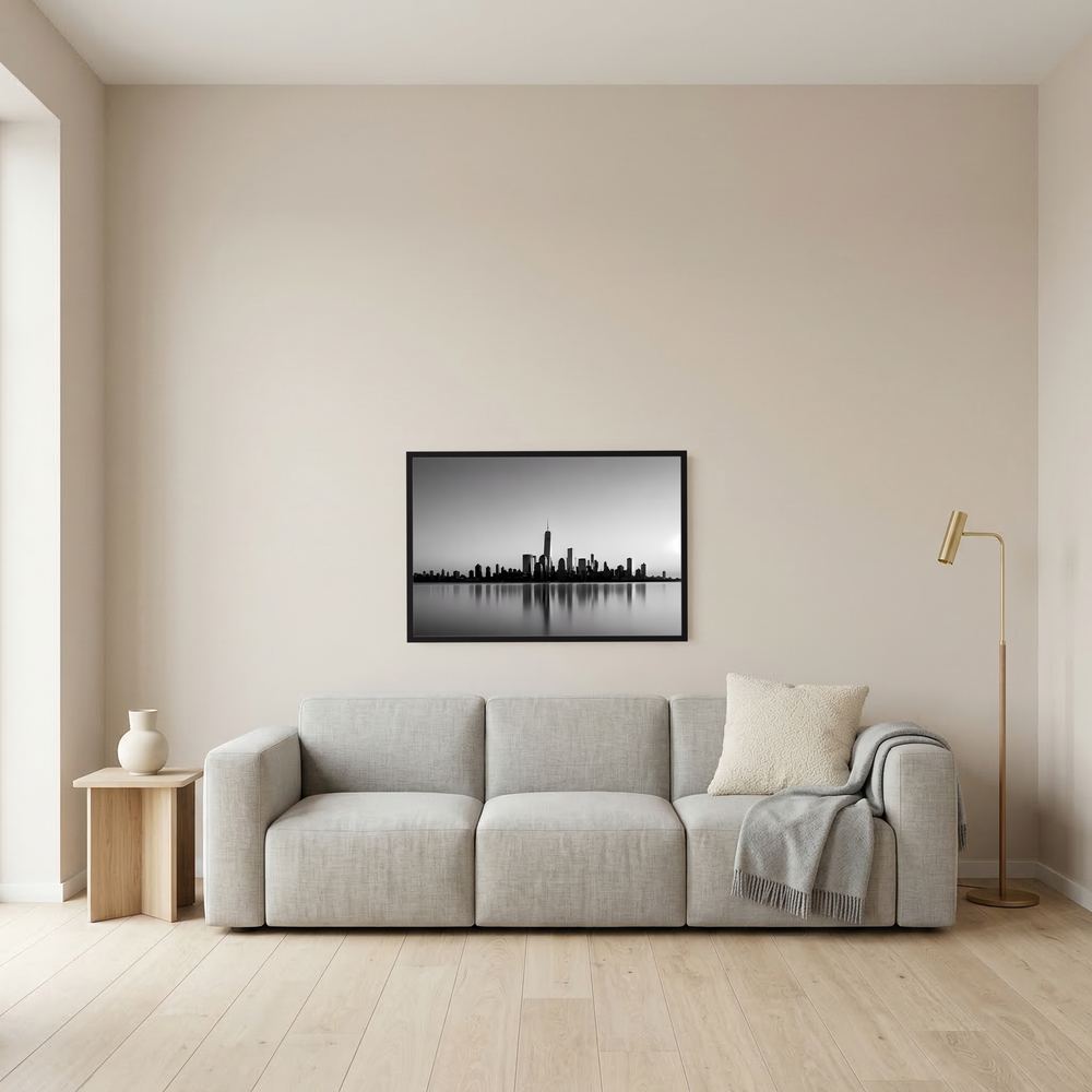 Wandposter im Querformat mit Schwarzweiß-Skyline und Spiegelung, schwarz gerahmt
