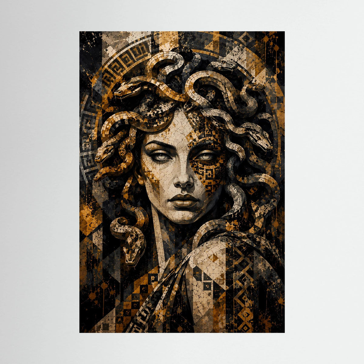 Poster im Hochformat mit Medusa-Porträt und gold-schwarzer Schlangenmosaik-Optik