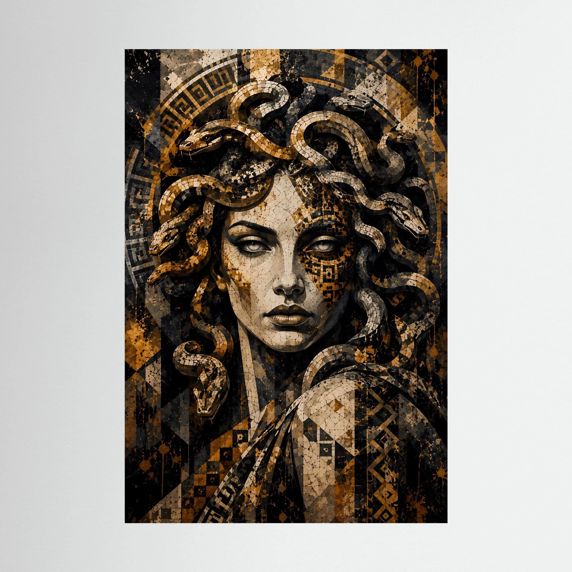 Poster im Hochformat mit Medusa-Porträt und gold-schwarzer Schlangenmosaik-Optik