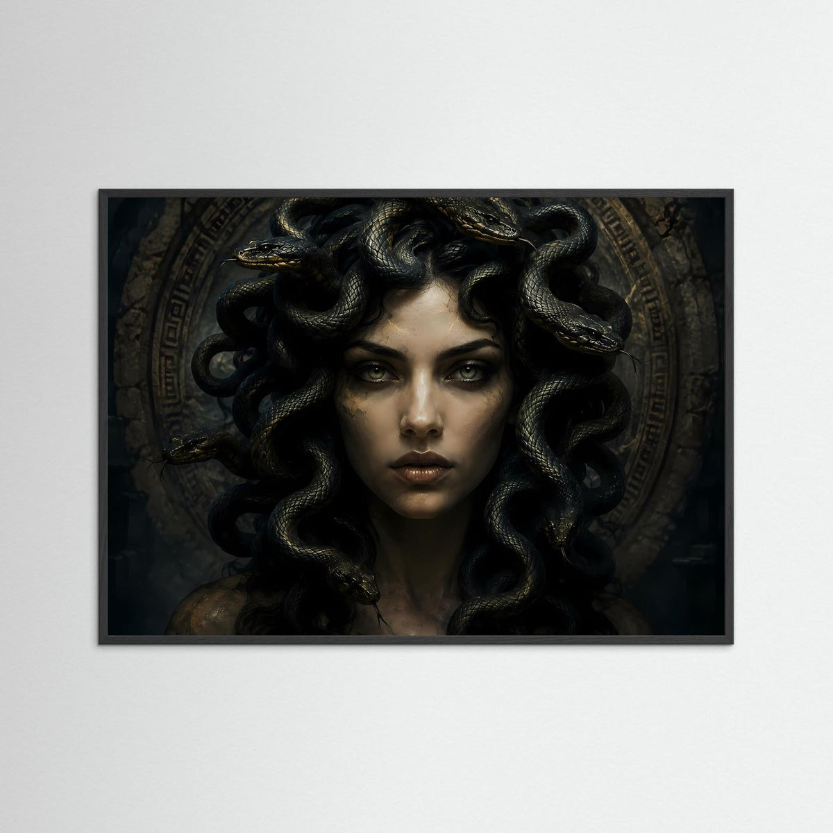 Querformat-Poster mit Medusa-Porträt: schwarze Schlangen, goldene Akzente, schwarzer Rahmen
