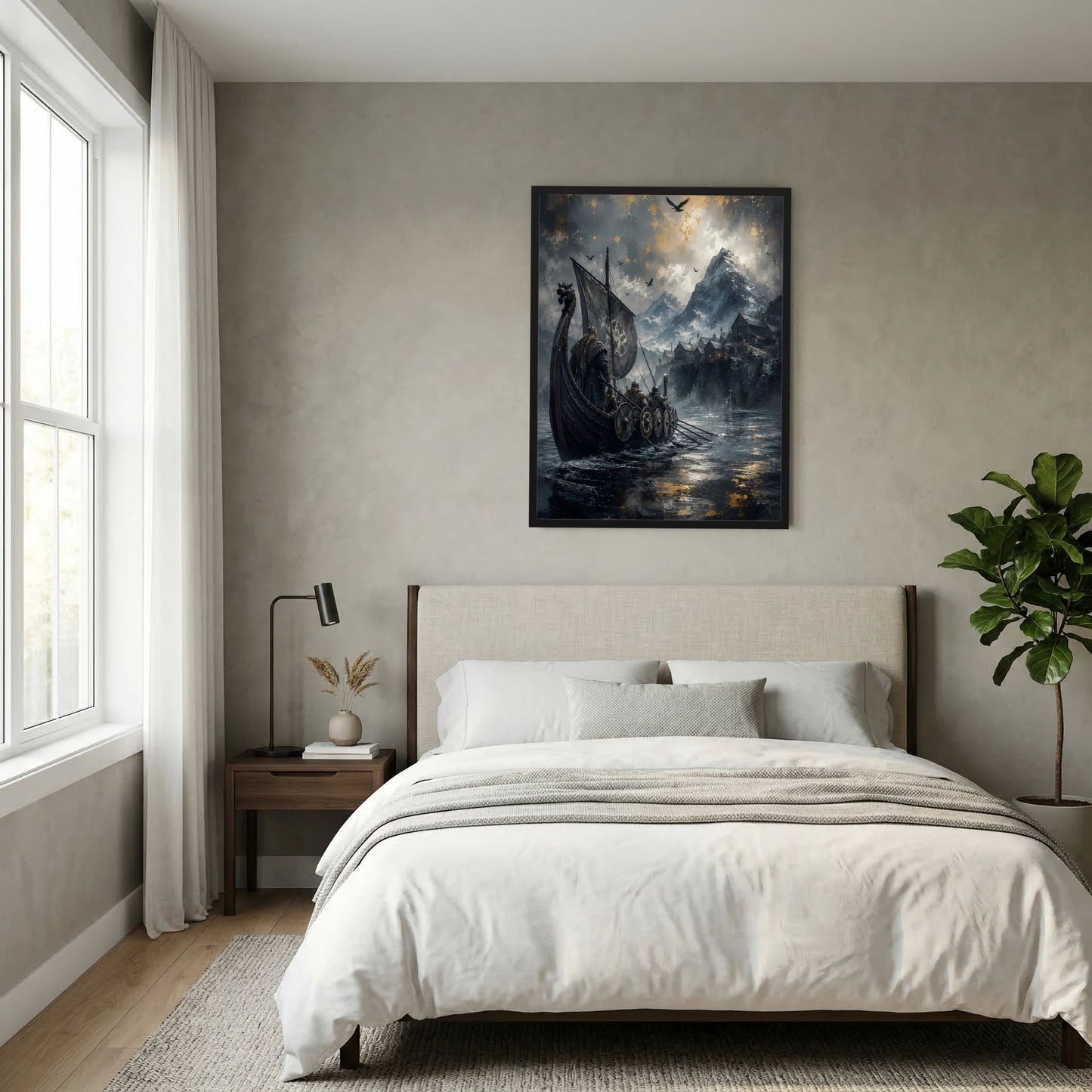 Gerahmtes Poster mit Wikinger-Langschiff bei Nachtstimmung: Berge, Nebel und goldene Lichtpunkte