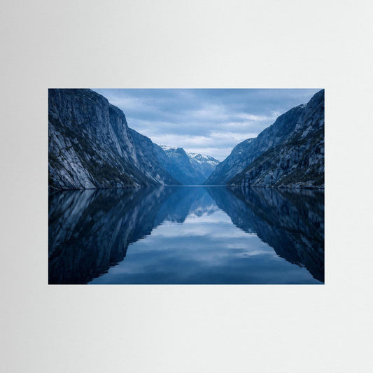 Fjord-Panorama-Poster ohne Rahmen: blaues Tal zwischen Felswänden mit ruhigem Wasser.