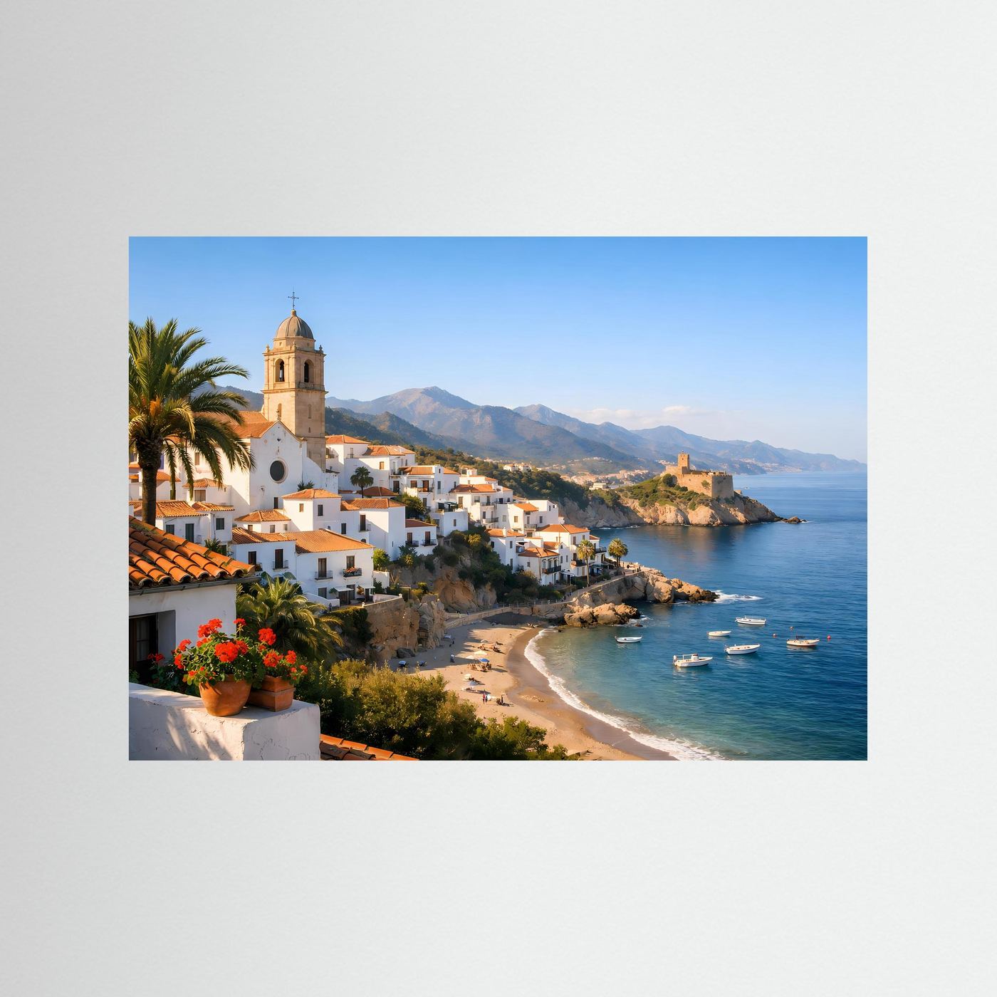 Mediterranes Küstendorf-Poster mit Kirchturm, Palmen und Sandstrand an der Bucht.