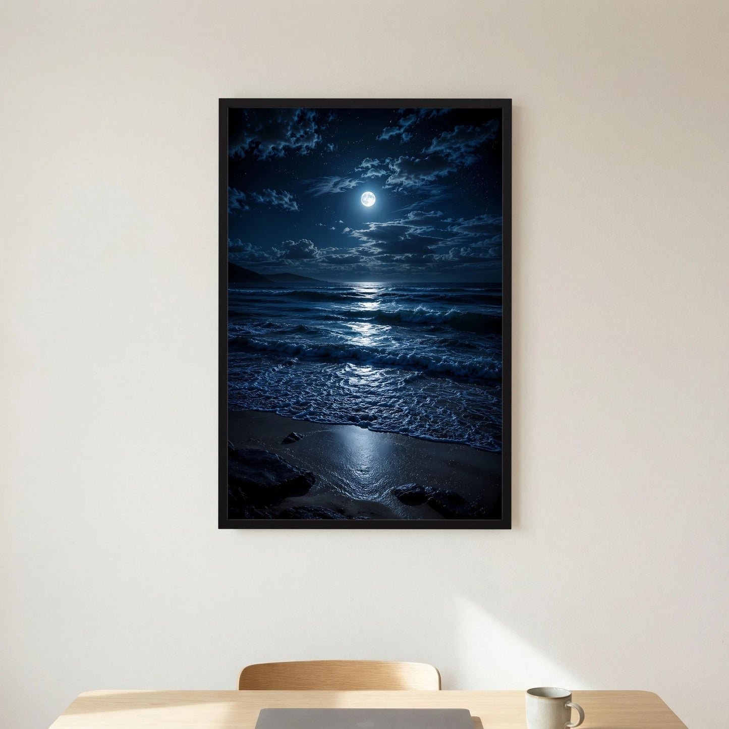 Hochkant-Poster mit mondhellem Strand und reflektierenden Wellen, im schwarzen Rahmen