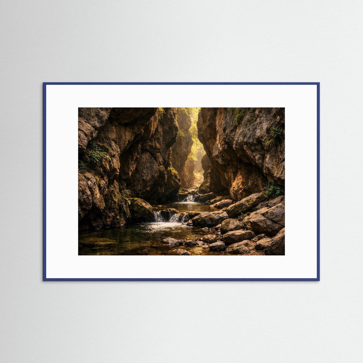 Gerahmtes Schlucht-Poster mit Fluss, Felsen und Wasserfällen, blaues Rahmen-Querformat