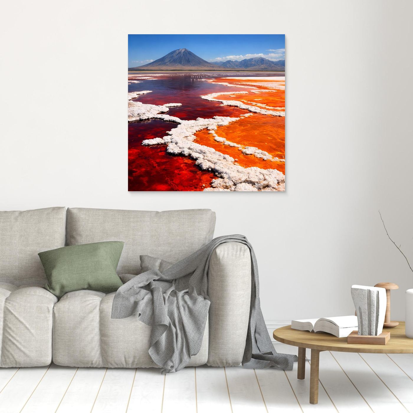 Kleines gerahmtes Leinwandbild mit Vulkan und rotem Salzsee, orange Uferlinien, dunkler Rahmen