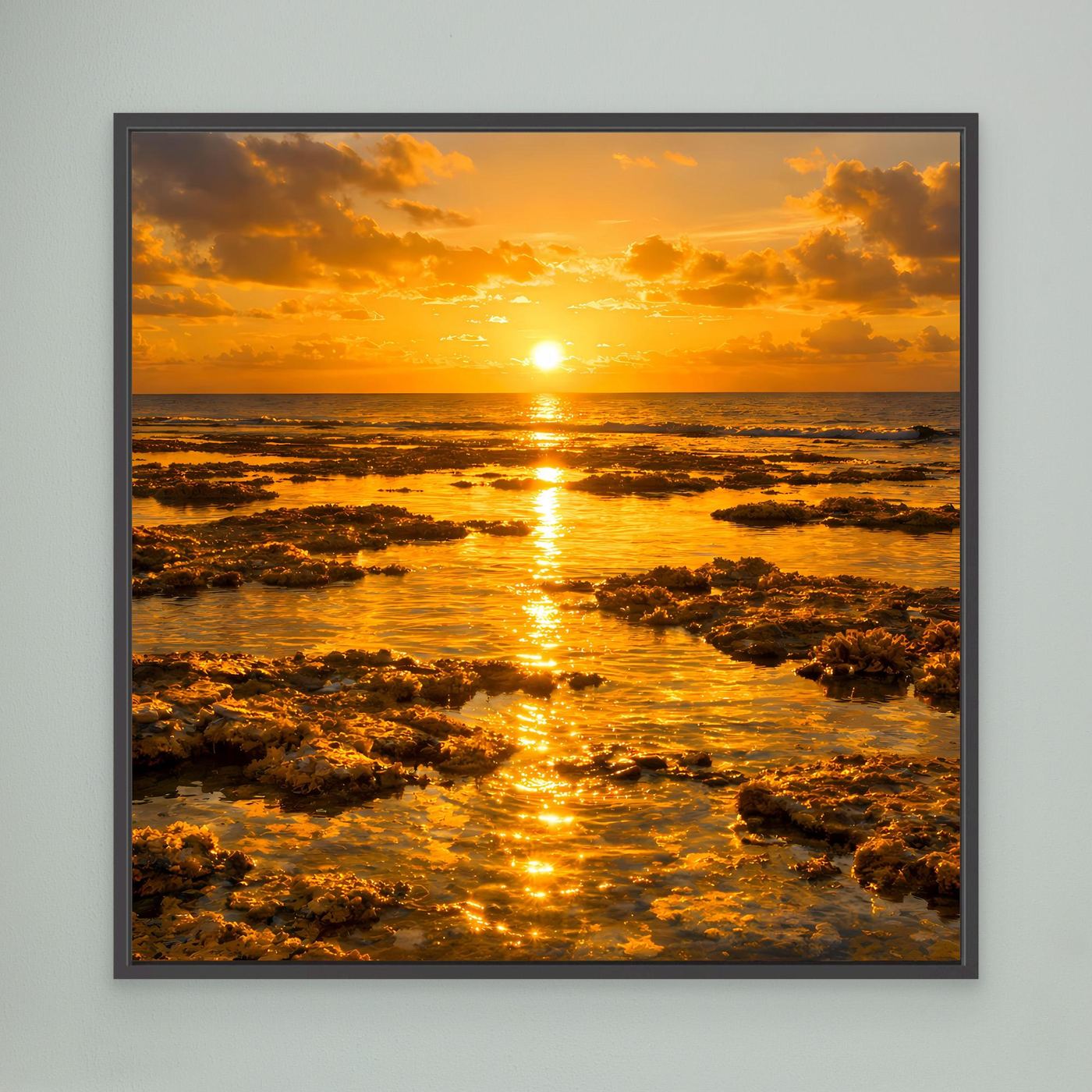 Leinwandbild im dunkelgrauen Rahmen mit goldenem Sonnenuntergang über dem Meer