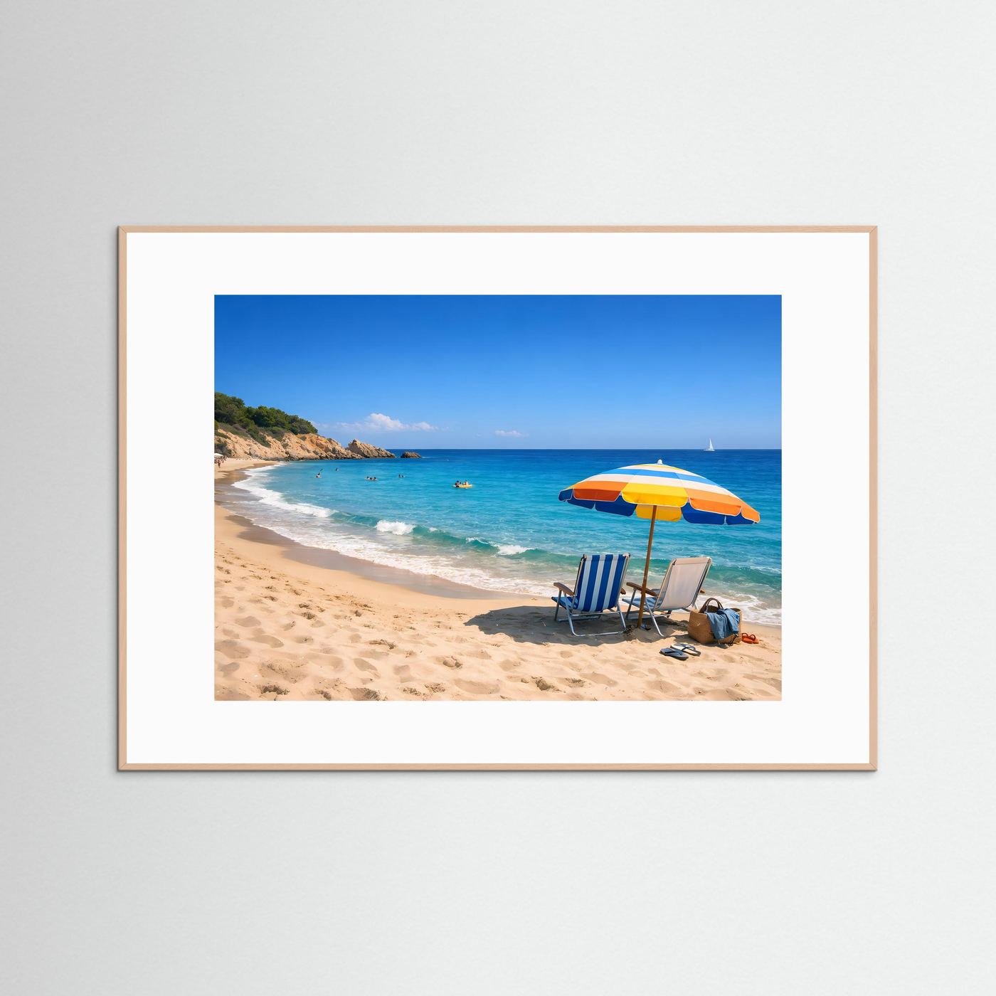 Strandposter im Querformat mit hellbraunem Holzrahmen: Sandstrand, türkisfarbenes Meer, Liegestühle